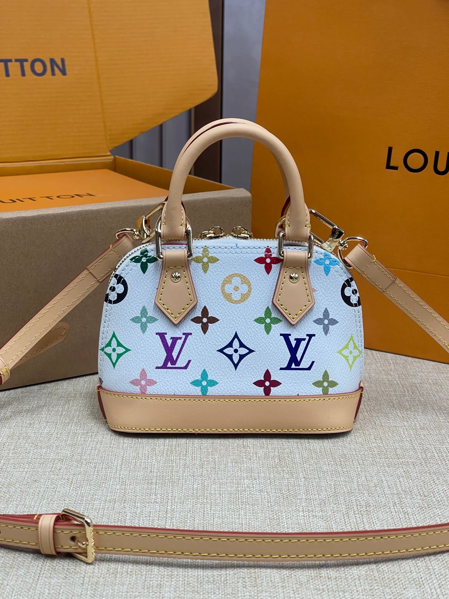 [Upgraded version] P500💰Upgraded version with complete packaging💖Model 82717 LV|New three-color Nano shell bag nano alma Oh my god, the little shell everyone has been waiting for is finally here. Good job LV! I can handle the whole one. The main thing is that the small one is so cute that no one can refuse it. The capacity is also good, a small mobile phone can be stuffed in it. Use a miniature version to reproduce the nano Alma of the symbolic Alma bag. Louis Vuitton's signature Monogram canvas material harmonizes with the natural leather upholstery. Expertly crafted items that combine traditional charm with modern functionality. Opening the double zippers reveals an interior design with surprisingly ample storage space. With two leather handles and an adjustable, removable shoulder strap, it can be styled in a variety of ways. Dimensions: 18x12x8 cm (length x height x width)!