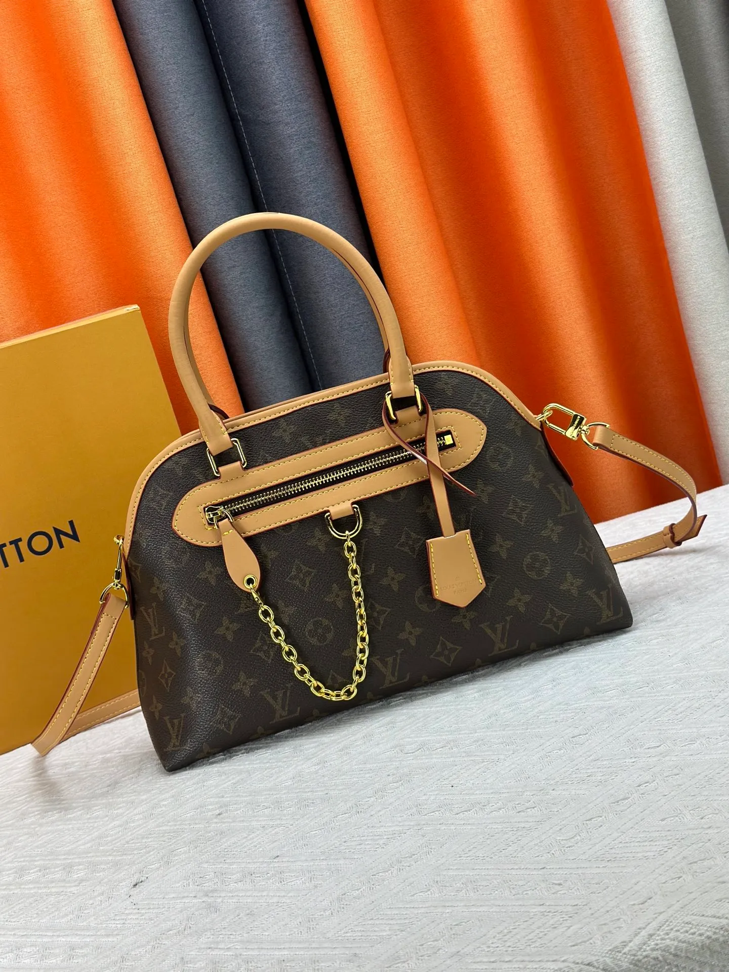 P270 Upgraded original M15208 M25774 This Louis Vuitton Ever More PM handbag is made of classic Monogram canvas, with light-colored cowhide trim, and is decorated with a metal chain and padlock design. It can be carried as a handbag or on the shoulder. It is the brand's modern interpretation of retro bags, integrating classic elements and contemporary design, showing an elegant retro style in the 2025 retro trend. It is suitable for daily commuting, leisure and other occasions. It is a fashionable and practical item. Dimensions: 35.0 x 21.0 x 12.0 cm