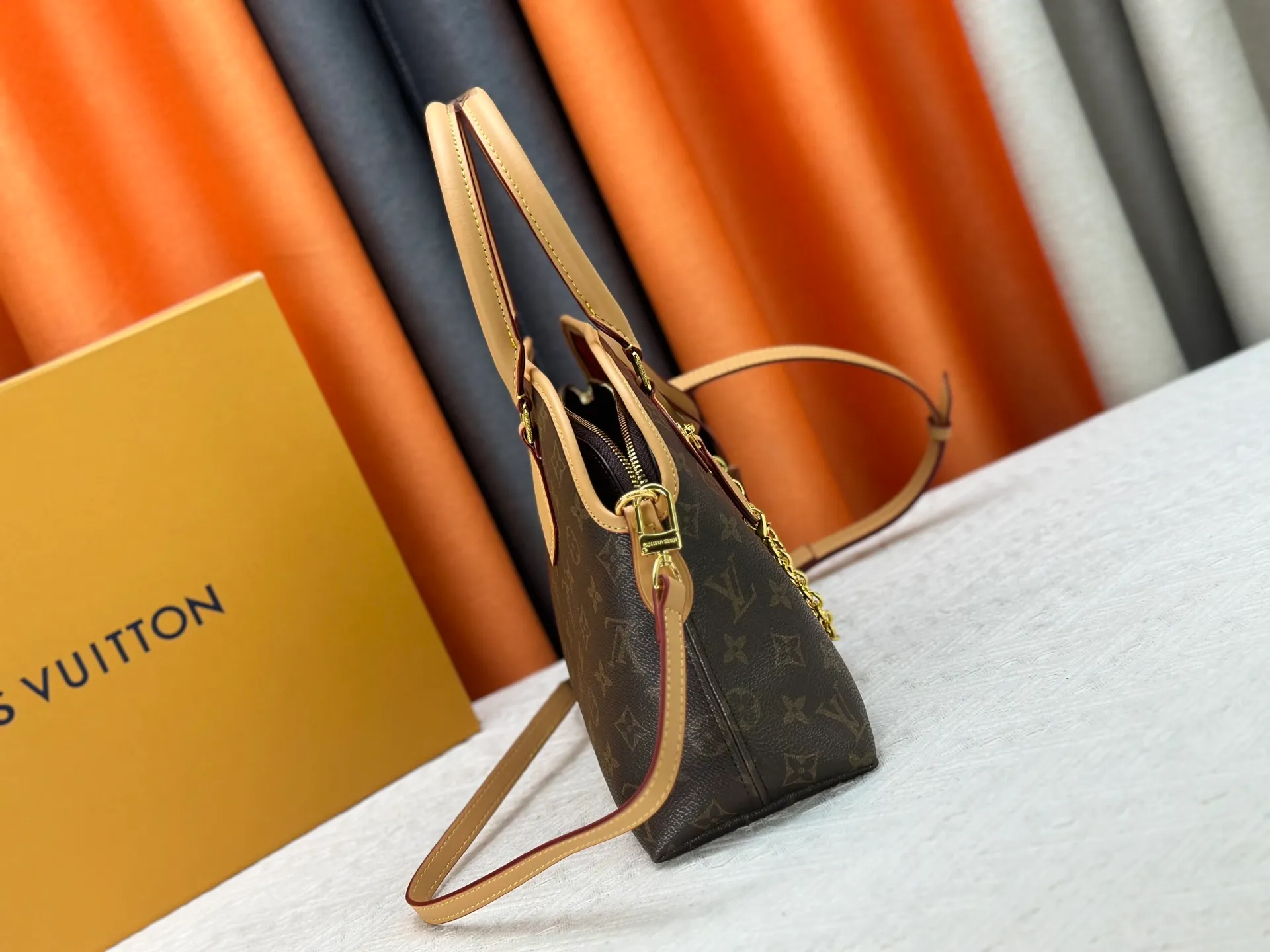 P270 Upgraded original M15208 M25774 This Louis Vuitton Ever More PM handbag is made of classic Monogram canvas, with light-colored cowhide trim, and is decorated with a metal chain and padlock design. It can be carried as a handbag or on the shoulder. It is the brand's modern interpretation of retro bags, integrating classic elements and contemporary design, showing an elegant retro style in the 2025 retro trend. It is suitable for daily commuting, leisure and other occasions. It is a fashionable and practical item. Dimensions: 35.0 x 21.0 x 12.0 cm