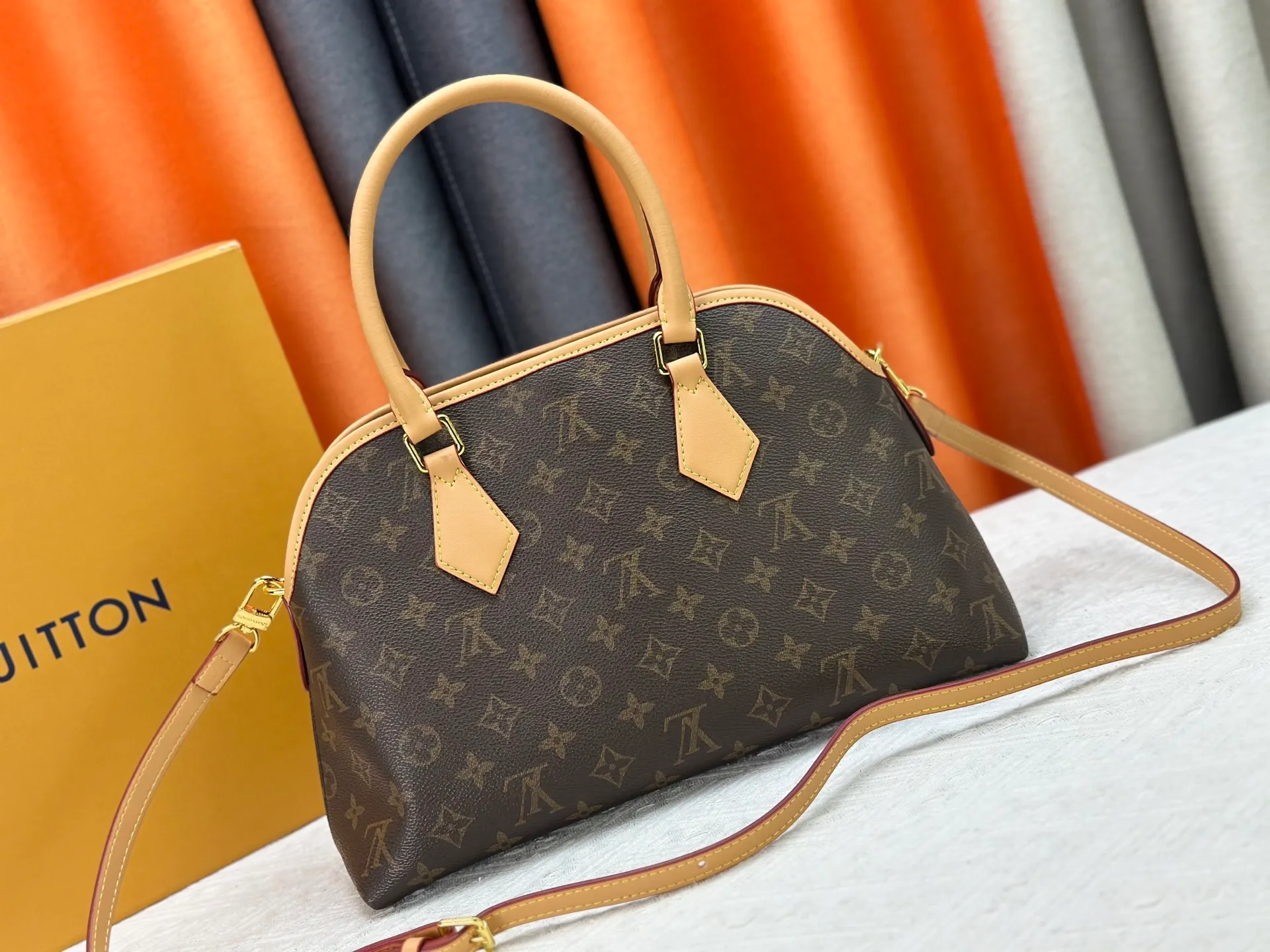 P270 Upgraded original M15208 M25774 This Louis Vuitton Ever More PM handbag is made of classic Monogram canvas, with light-colored cowhide trim, and is decorated with a metal chain and padlock design. It can be carried as a handbag or on the shoulder. It is the brand's modern interpretation of retro bags, integrating classic elements and contemporary design, showing an elegant retro style in the 2025 retro trend. It is suitable for daily commuting, leisure and other occasions. It is a fashionable and practical item. Dimensions: 35.0 x 21.0 x 12.0 cm