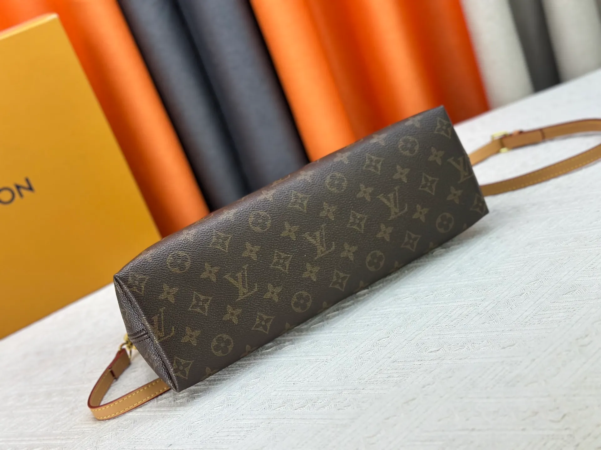 P270 Upgraded original M15208 M25774 This Louis Vuitton Ever More PM handbag is made of classic Monogram canvas, with light-colored cowhide trim, and is decorated with a metal chain and padlock design. It can be carried as a handbag or on the shoulder. It is the brand's modern interpretation of retro bags, integrating classic elements and contemporary design, showing an elegant retro style in the 2025 retro trend. It is suitable for daily commuting, leisure and other occasions. It is a fashionable and practical item. Dimensions: 35.0 x 21.0 x 12.0 cm