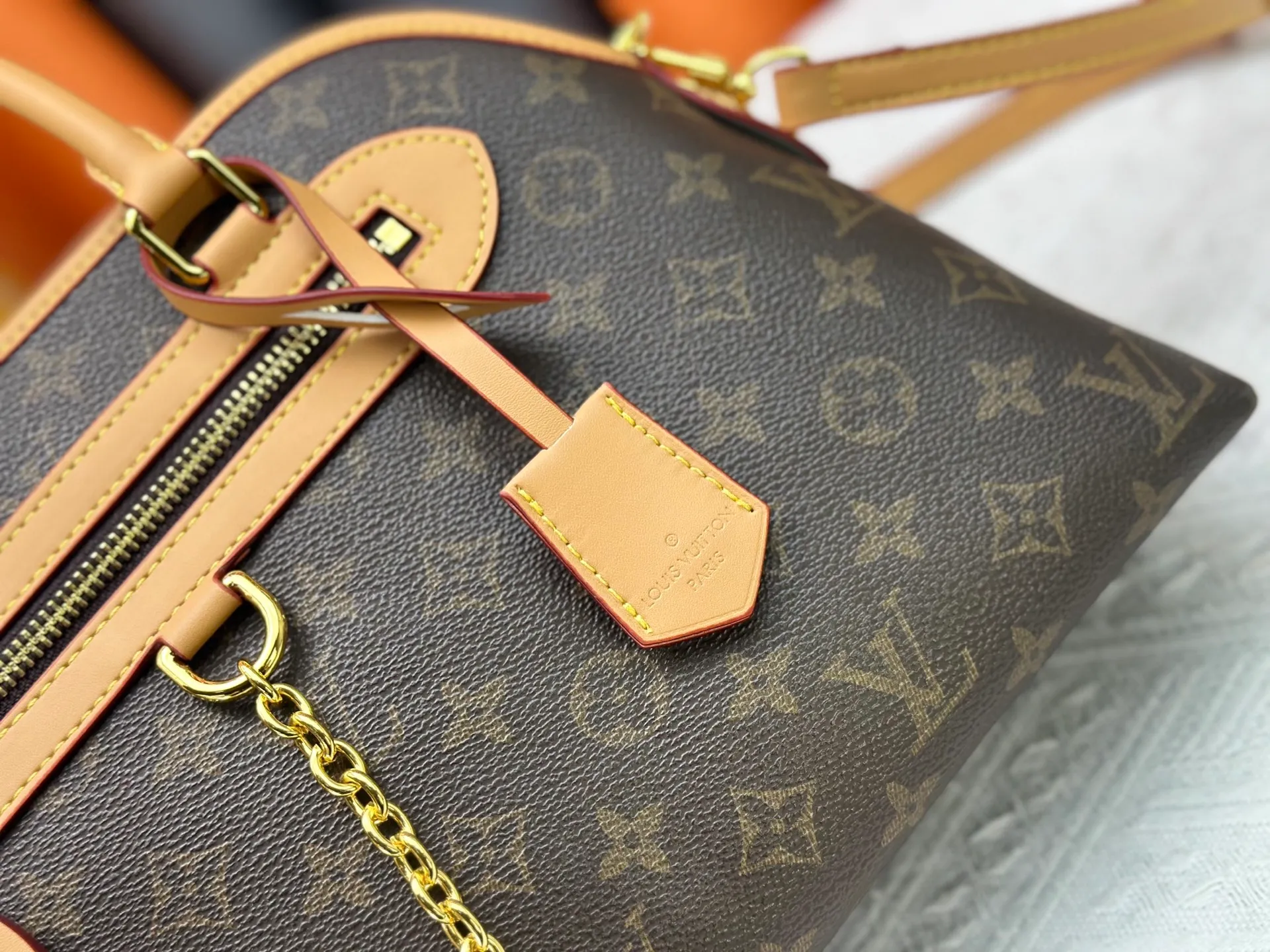 P270 Upgraded original M15208 M25774 This Louis Vuitton Ever More PM handbag is made of classic Monogram canvas, with light-colored cowhide trim, and is decorated with a metal chain and padlock design. It can be carried as a handbag or on the shoulder. It is the brand's modern interpretation of retro bags, integrating classic elements and contemporary design, showing an elegant retro style in the 2025 retro trend. It is suitable for daily commuting, leisure and other occasions. It is a fashionable and practical item. Dimensions: 35.0 x 21.0 x 12.0 cm