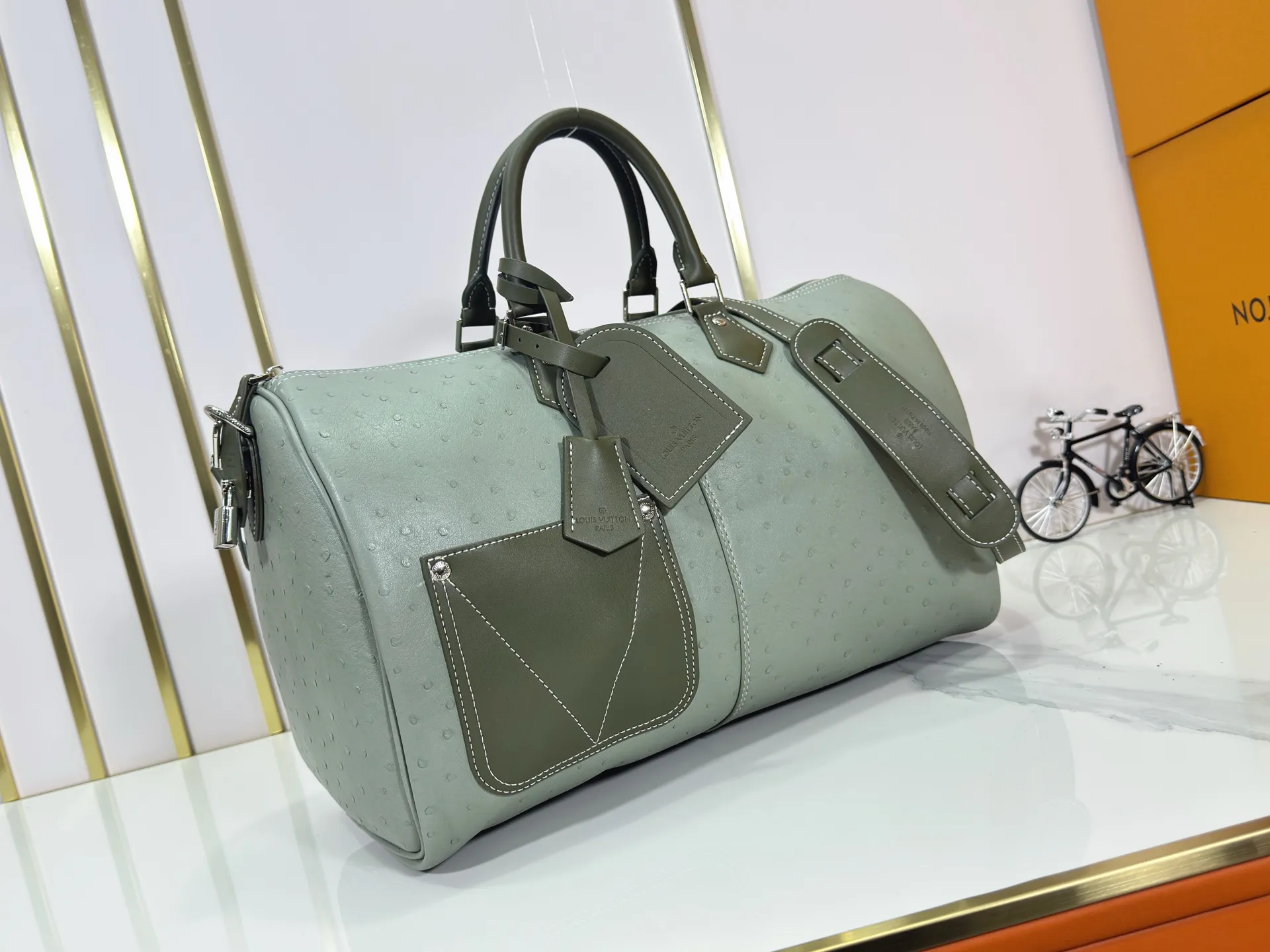 P340 Upgraded original M24420 M24441 M24424 This model has ostrich leather pattern. The Speedy Bandoulière 40 Monogram Leather handbag is made of soft cow leather and uses Monogram pattern to reproduce the elegant look and feel of canvas printing. Dazzling metal hardware, sheepskin lining and nameplate all reflect Creative Director Pharrell Williams' relentless attention to detail. 40x27x20cm (length x height x width)