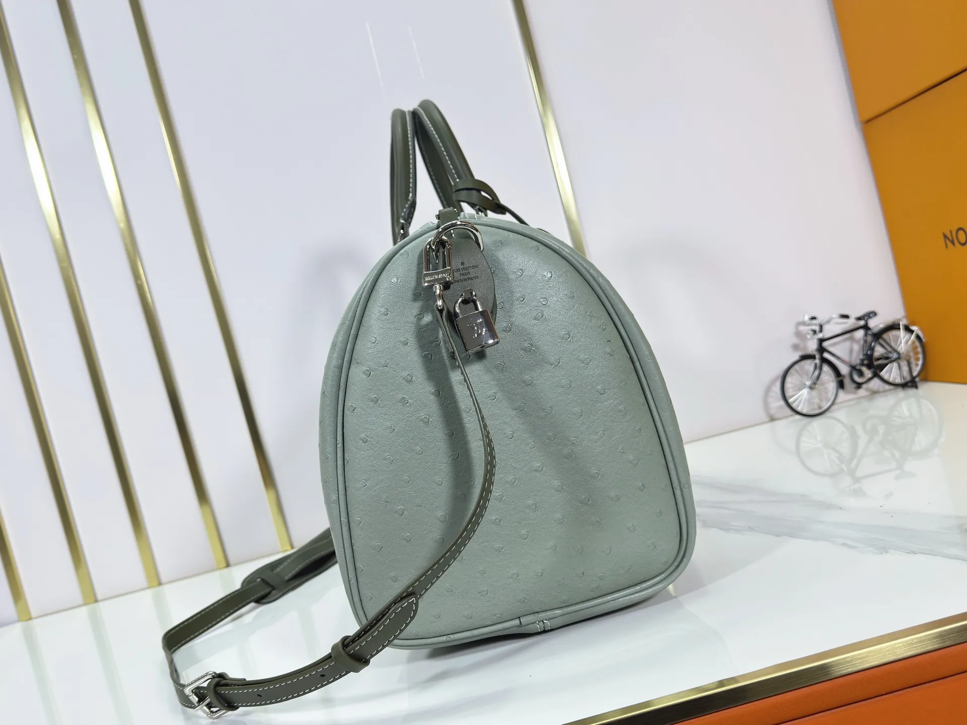 P340 Upgraded original M24420 M24441 M24424 This model has ostrich leather pattern. The Speedy Bandoulière 40 Monogram Leather handbag is made of soft cow leather and uses Monogram pattern to reproduce the elegant look and feel of canvas printing. Dazzling metal hardware, sheepskin lining and nameplate all reflect Creative Director Pharrell Williams' relentless attention to detail. 40x27x20cm (length x height x width)