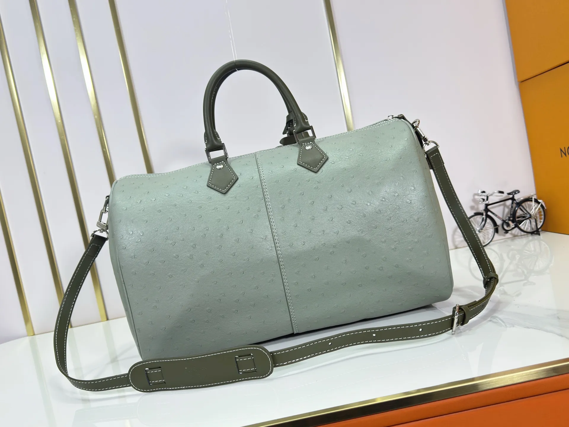 P340 Upgraded original M24420 M24441 M24424 This model has ostrich leather pattern. The Speedy Bandoulière 40 Monogram Leather handbag is made of soft cow leather and uses Monogram pattern to reproduce the elegant look and feel of canvas printing. Dazzling metal hardware, sheepskin lining and nameplate all reflect Creative Director Pharrell Williams' relentless attention to detail. 40x27x20cm (length x height x width)