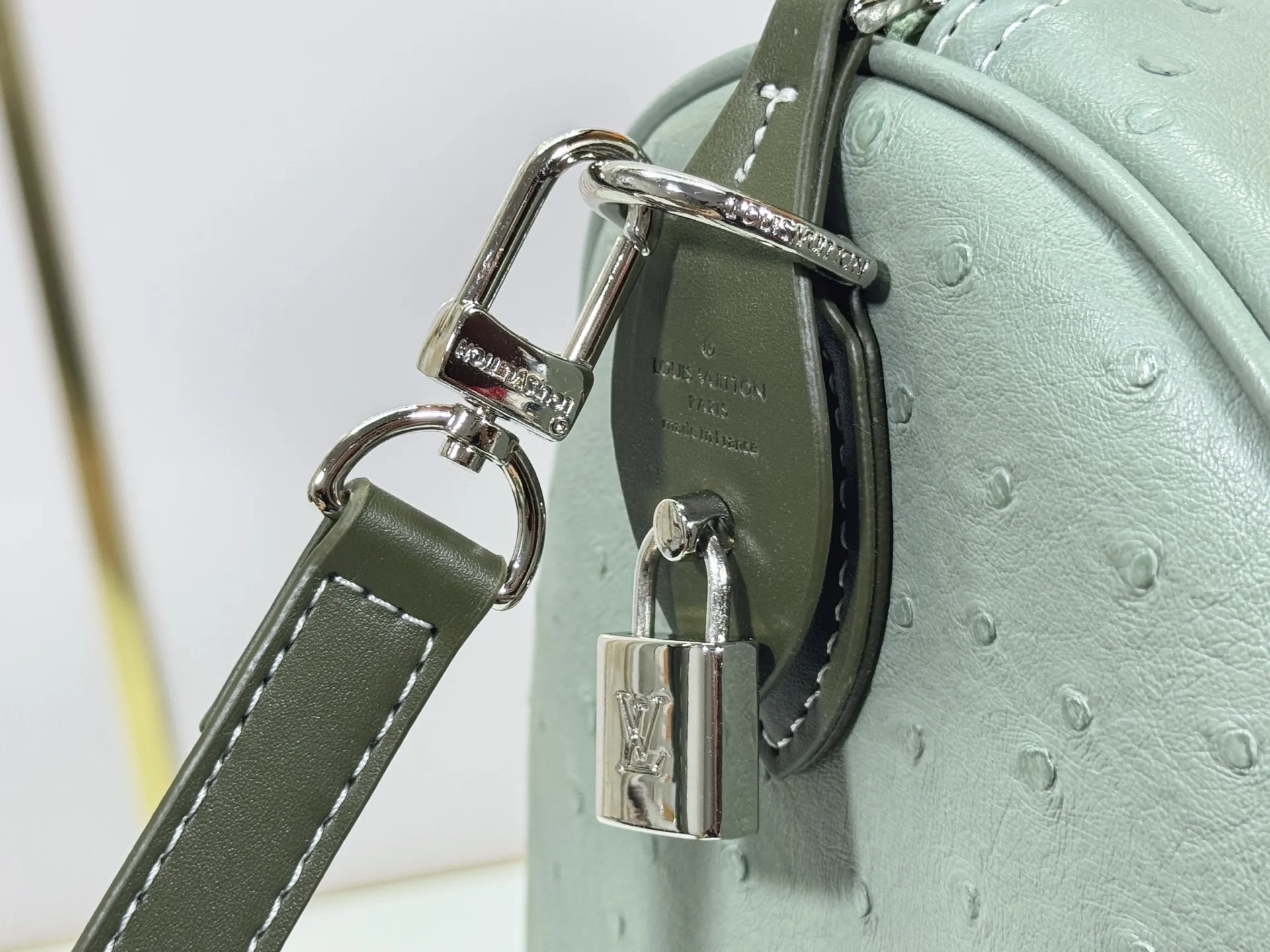 P340 Upgraded original M24420 M24441 M24424 This model has ostrich leather pattern. The Speedy Bandoulière 40 Monogram Leather handbag is made of soft cow leather and uses Monogram pattern to reproduce the elegant look and feel of canvas printing. Dazzling metal hardware, sheepskin lining and nameplate all reflect Creative Director Pharrell Williams' relentless attention to detail. 40x27x20cm (length x height x width)