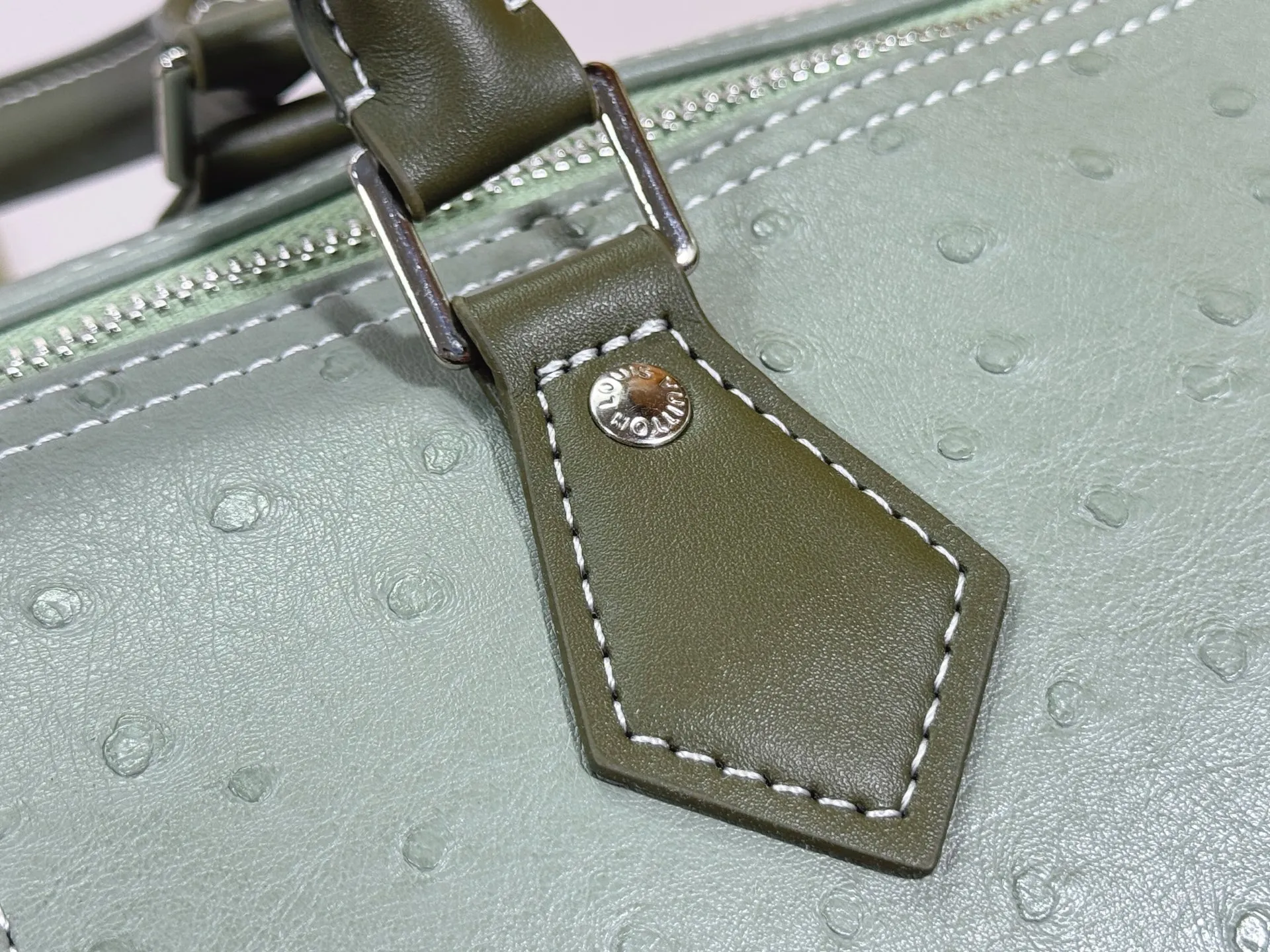P340 Upgraded original M24420 M24441 M24424 This model has ostrich leather pattern. The Speedy Bandoulière 40 Monogram Leather handbag is made of soft cow leather and uses Monogram pattern to reproduce the elegant look and feel of canvas printing. Dazzling metal hardware, sheepskin lining and nameplate all reflect Creative Director Pharrell Williams' relentless attention to detail. 40x27x20cm (length x height x width)