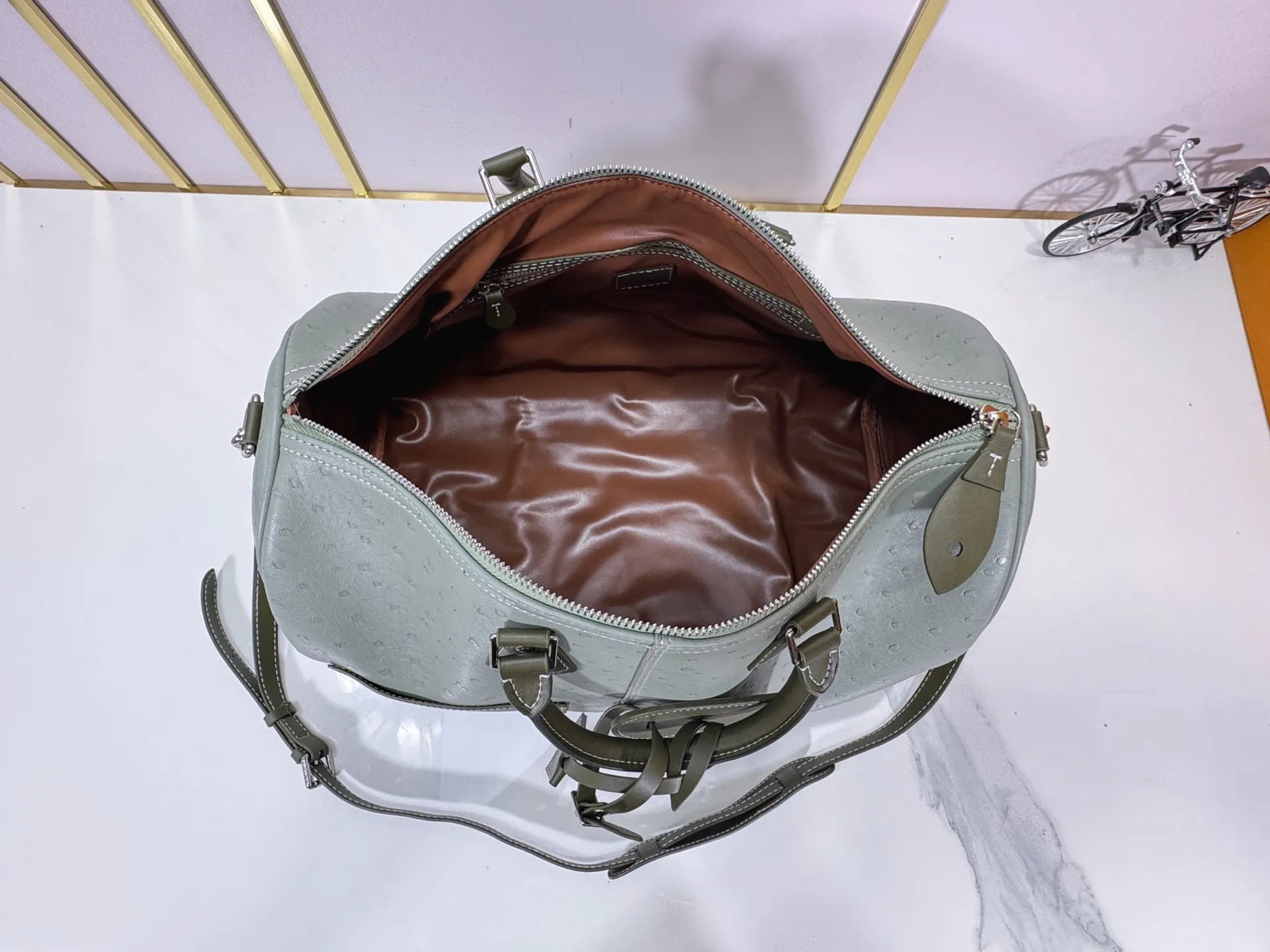 P340 Upgraded original M24420 M24441 M24424 This model has ostrich leather pattern. The Speedy Bandoulière 40 Monogram Leather handbag is made of soft cow leather and uses Monogram pattern to reproduce the elegant look and feel of canvas printing. Dazzling metal hardware, sheepskin lining and nameplate all reflect Creative Director Pharrell Williams' relentless attention to detail. 40x27x20cm (length x height x width)
