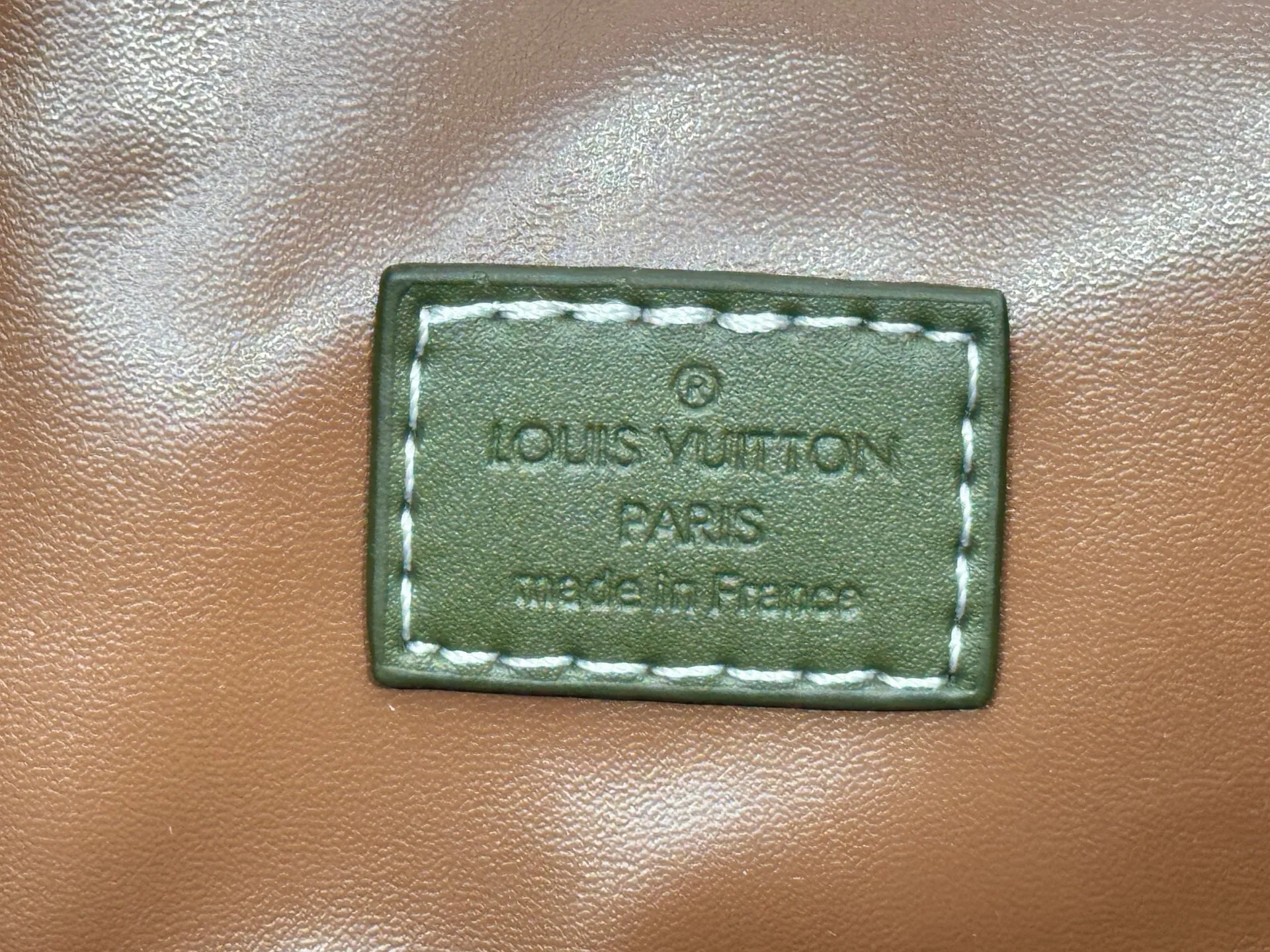 P340 Upgraded original M24420 M24441 M24424 This model has ostrich leather pattern. The Speedy Bandoulière 40 Monogram Leather handbag is made of soft cow leather and uses Monogram pattern to reproduce the elegant look and feel of canvas printing. Dazzling metal hardware, sheepskin lining and nameplate all reflect Creative Director Pharrell Williams' relentless attention to detail. 40x27x20cm (length x height x width)