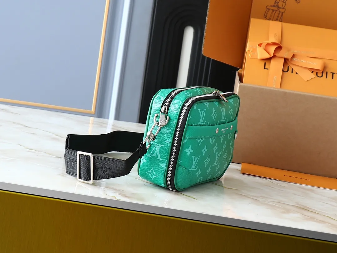 💰260💰Upgraded from the original M31069 M46955 M31014 M31016 nano alpha handbag, the monogram shadow leather is subtly embossed with the monogram pattern, making the compact structure show elegance. Black leather rivets with black floral pattern, two corners wrapped compartments on the front, box bag, camera bag, shoulder bag oo[handshake][handshake] rivet elements are marked with brand imprints, zipper compartments and external patch pockets are convenient for storing daily needs, and the detachable and adjustable leather shoulder strap allows for comfortable carrying. 24 x 16 x 8 cm (length x height x width)