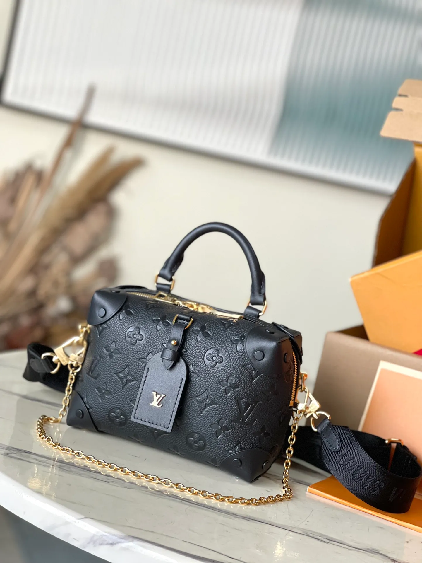 💰1080 (top layer leather) top original order M45393 black. Support counter inspection. Photos taken of duty-free goods are consistent with the product without unpacking. This product is an exclusive duty-free product in the market and is the highest-end product. Inspection is supported. This product has passed strict inspection and is flawless. Please wear gloves when touching the product. This product is not returnable or exchangeable. Please confirm the product first and then remove the label on the handle. This product is temporarily not open to the public, only regular customers, and is in short supply. Dimensions: 20 x 14 x 7.5 cm