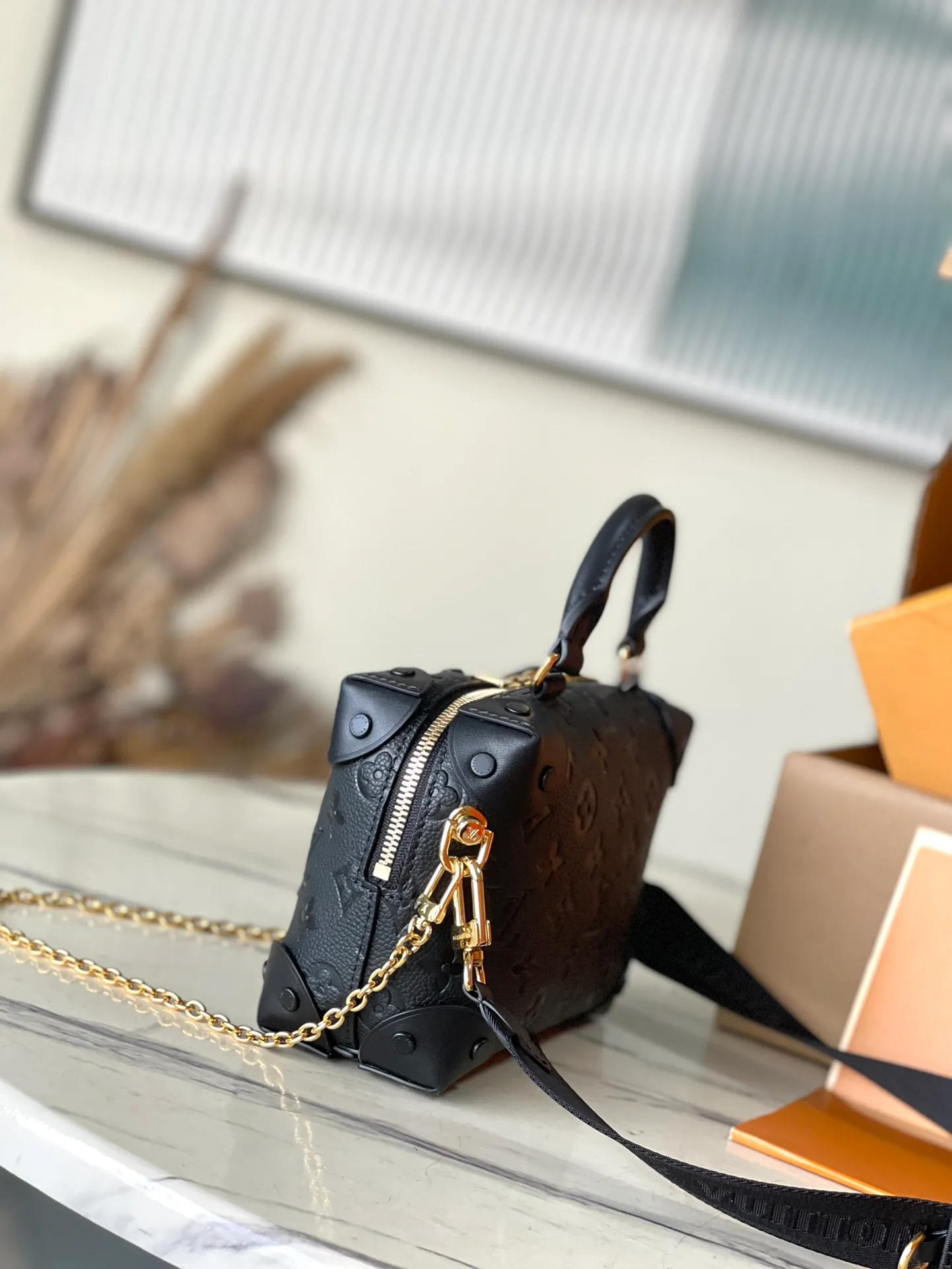 💰1080 (top layer leather) top original order M45393 black. Support counter inspection. Photos taken of duty-free goods are consistent with the product without unpacking. This product is an exclusive duty-free product in the market and is the highest-end product. Inspection is supported. This product has passed strict inspection and is flawless. Please wear gloves when touching the product. This product is not returnable or exchangeable. Please confirm the product first and then remove the label on the handle. This product is temporarily not open to the public, only regular customers, and is in short supply. Dimensions: 20 x 14 x 7.5 cm