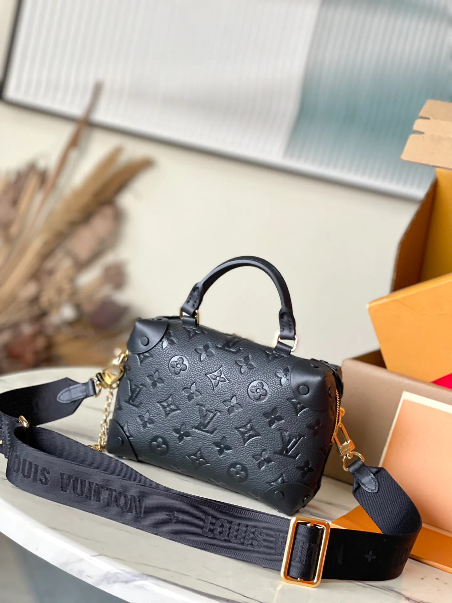 💰1080 (top layer leather) top original order M45393 black. Support counter inspection. Photos taken of duty-free goods are consistent with the product without unpacking. This product is an exclusive duty-free product in the market and is the highest-end product. Inspection is supported. This product has passed strict inspection and is flawless. Please wear gloves when touching the product. This product is not returnable or exchangeable. Please confirm the product first and then remove the label on the handle. This product is temporarily not open to the public, only regular customers, and is in short supply. Dimensions: 20 x 14 x 7.5 cm