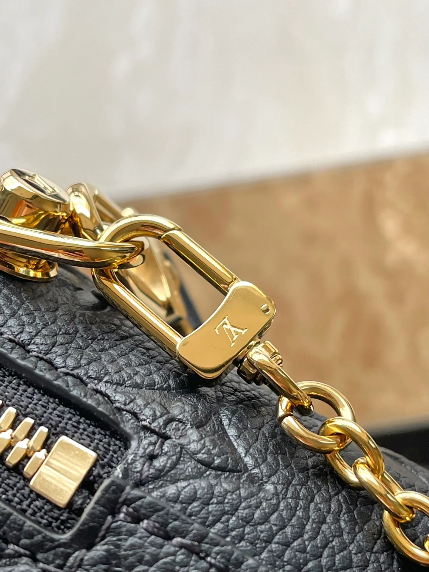 💰1080 (top layer leather) top original order M45393 black. Support counter inspection. Photos taken of duty-free goods are consistent with the product without unpacking. This product is an exclusive duty-free product in the market and is the highest-end product. Inspection is supported. This product has passed strict inspection and is flawless. Please wear gloves when touching the product. This product is not returnable or exchangeable. Please confirm the product first and then remove the label on the handle. This product is temporarily not open to the public, only regular customers, and is in short supply. Dimensions: 20 x 14 x 7.5 cm