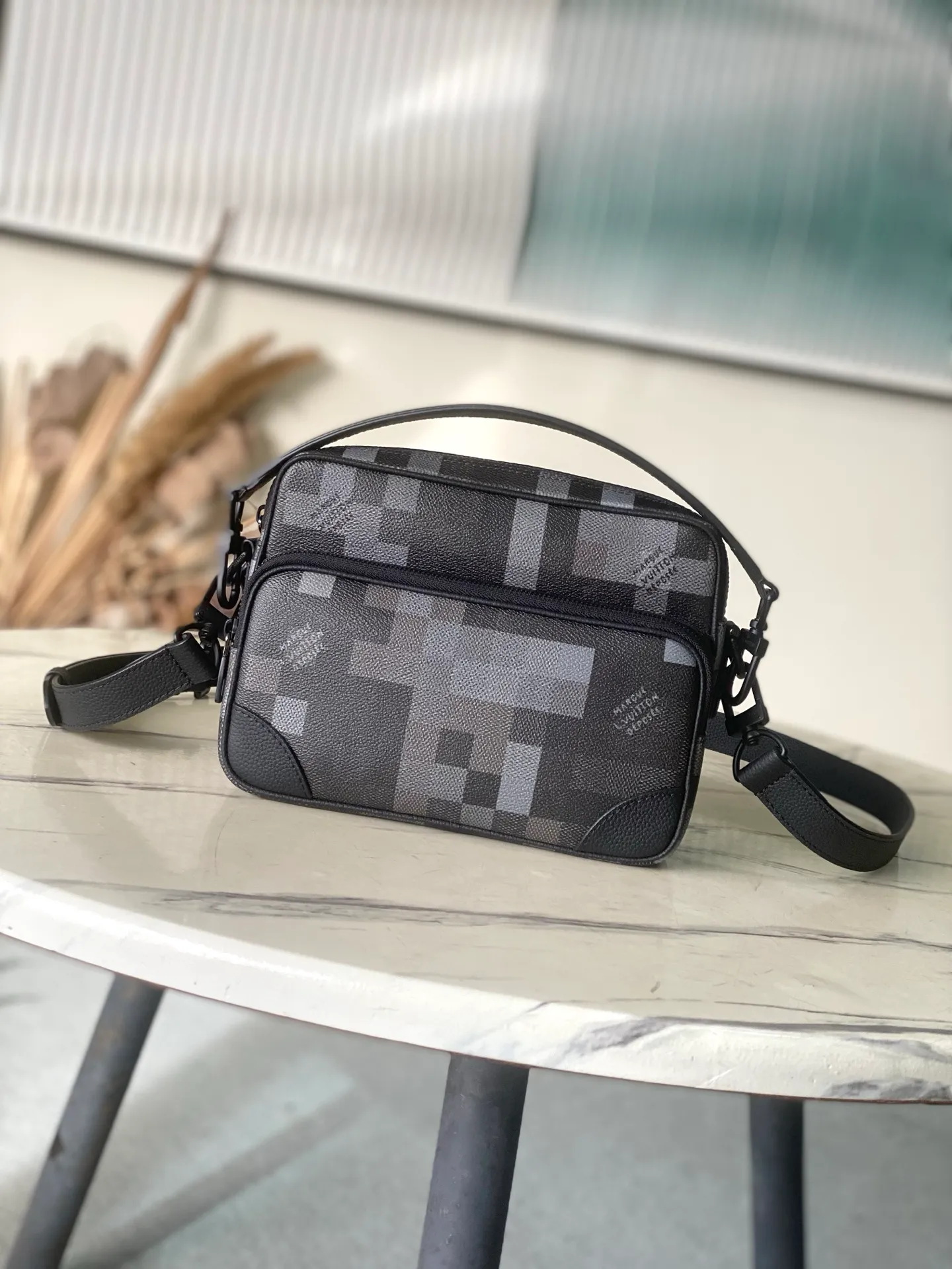 💰1020 Top Original Order M14988 This Nil messenger bag is made from Pharrell Wiliams’ new interpretation of Damoflage Black coated canvas. It combines the designer’s cutting-edge perspective with the brand’s traditional creativity, presenting a camouflage-like pixel effect Damier pattern. A zippered front pocket and main compartment complete the functional design. Dimensions: 25 × 17.5 × 11 cm
