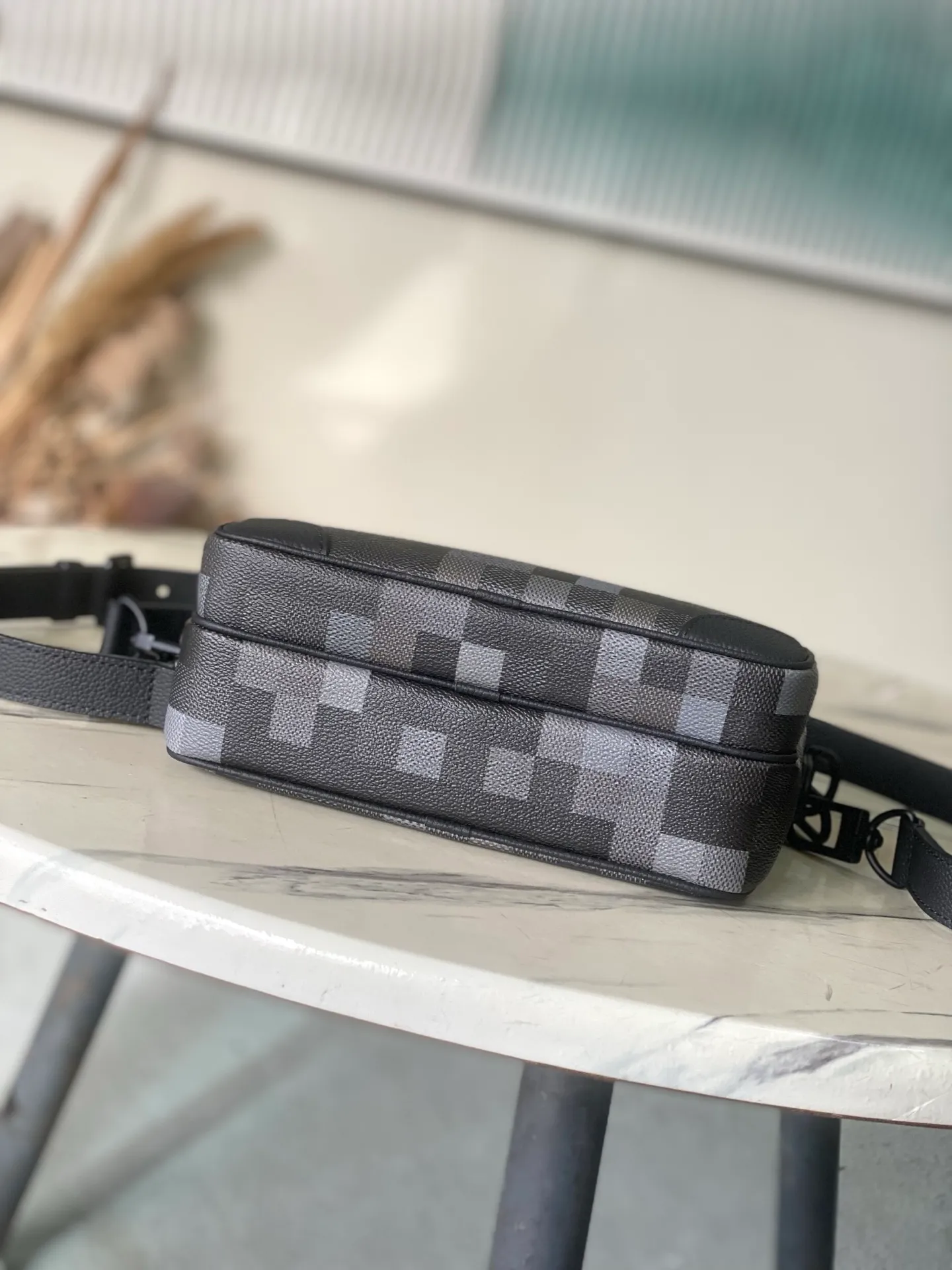 💰1020 Top Original Order M14988 This Nil messenger bag is made from Pharrell Wiliams’ new interpretation of Damoflage Black coated canvas. It combines the designer’s cutting-edge perspective with the brand’s traditional creativity, presenting a camouflage-like pixel effect Damier pattern. A zippered front pocket and main compartment complete the functional design. Dimensions: 25 × 17.5 × 11 cm