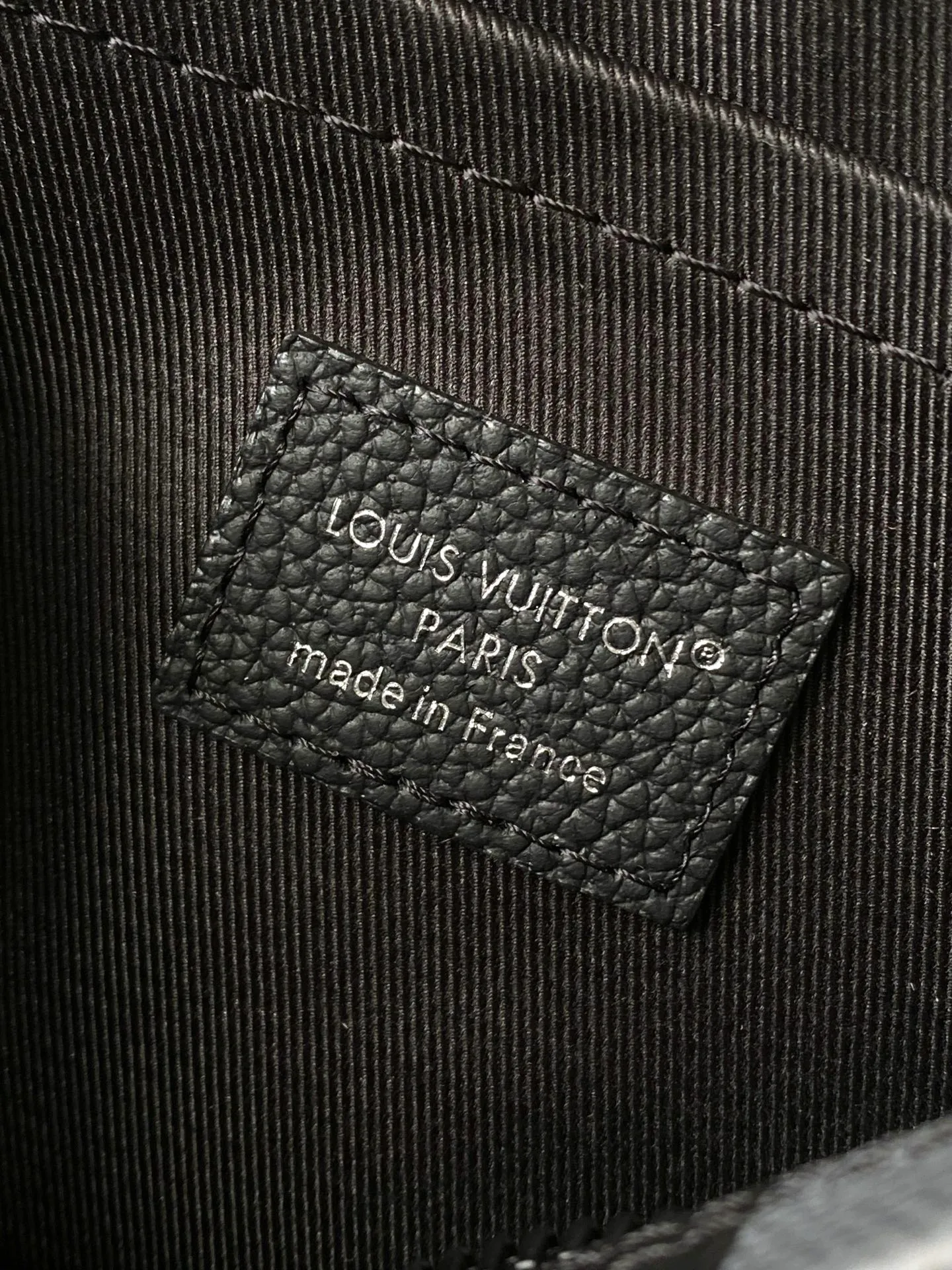 💰1020 Top Original Order M14988 This Nil messenger bag is made from Pharrell Wiliams’ new interpretation of Damoflage Black coated canvas. It combines the designer’s cutting-edge perspective with the brand’s traditional creativity, presenting a camouflage-like pixel effect Damier pattern. A zippered front pocket and main compartment complete the functional design. Dimensions: 25 × 17.5 × 11 cm