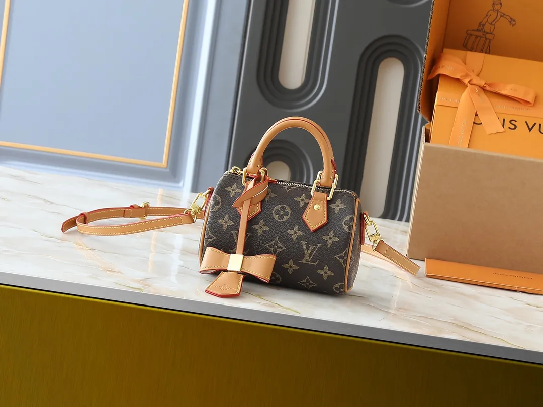 💰200💰Upgraded original version M13391 M13406 M81085 lv Murakami Takashi co-branded NANOSPEEDY handbag This Nano Speedy handbag combines Monogram canvas and cow leather trim printing, with 33 colorful colors to interpret white tricolor and black tricolor. It has been launched in twelve sections and is very popular around the world and is loved by celebrities and celebrities. 16x10x7.5cm