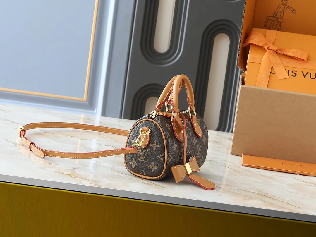 💰200💰Upgraded original version M13391 M13406 M81085 lv Murakami Takashi co-branded NANOSPEEDY handbag This Nano Speedy handbag combines Monogram canvas and cow leather trim printing, with 33 colorful colors to interpret white tricolor and black tricolor. It has been launched in twelve sections and is very popular around the world and is loved by celebrities and celebrities. 16x10x7.5cm