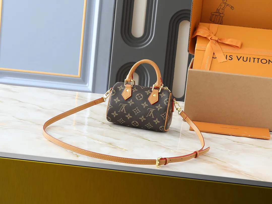 💰200💰Upgraded original version M13391 M13406 M81085 lv Murakami Takashi co-branded NANOSPEEDY handbag This Nano Speedy handbag combines Monogram canvas and cow leather trim printing, with 33 colorful colors to interpret white tricolor and black tricolor. It has been launched in twelve sections and is very popular around the world and is loved by celebrities and celebrities. 16x10x7.5cm