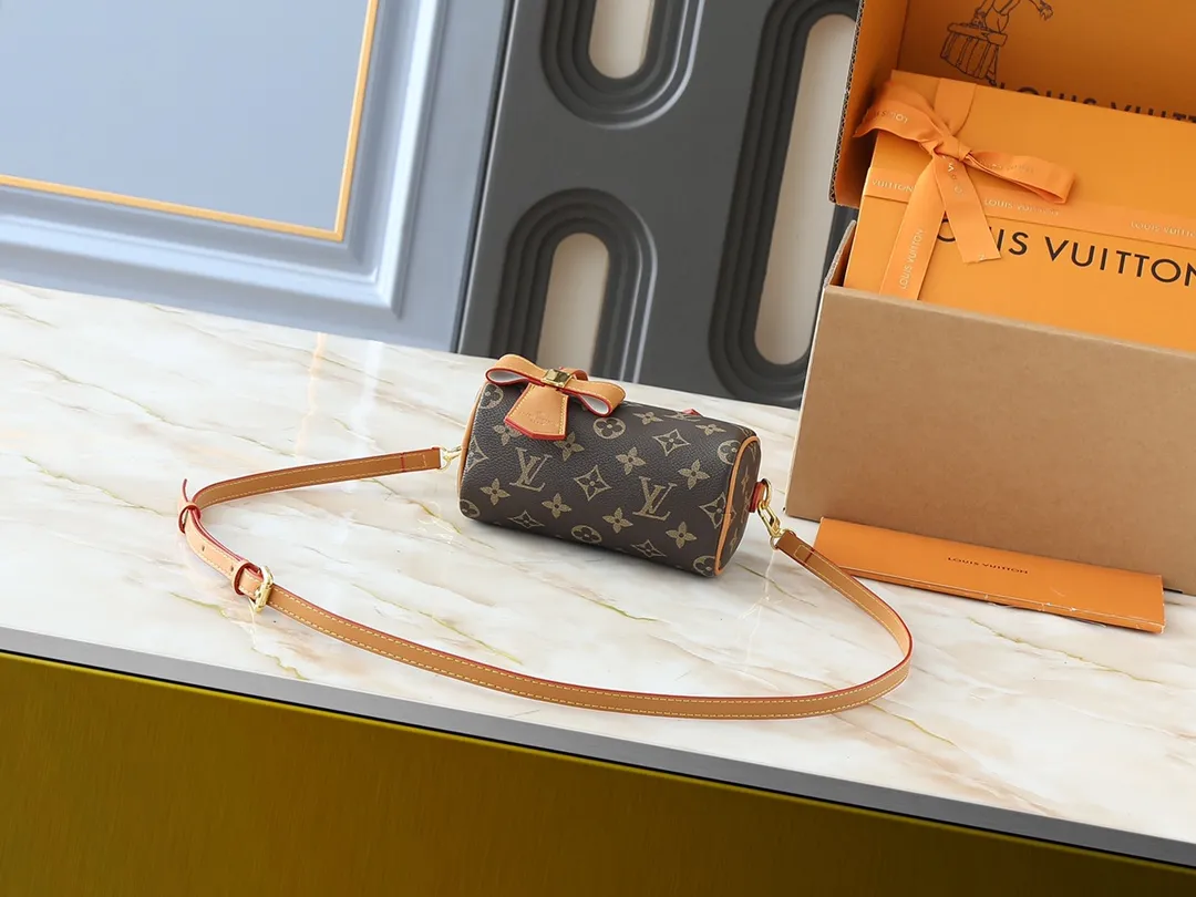 💰200💰Upgraded original version M13391 M13406 M81085 lv Murakami Takashi co-branded NANOSPEEDY handbag This Nano Speedy handbag combines Monogram canvas and cow leather trim printing, with 33 colorful colors to interpret white tricolor and black tricolor. It has been launched in twelve sections and is very popular around the world and is loved by celebrities and celebrities. 16x10x7.5cm