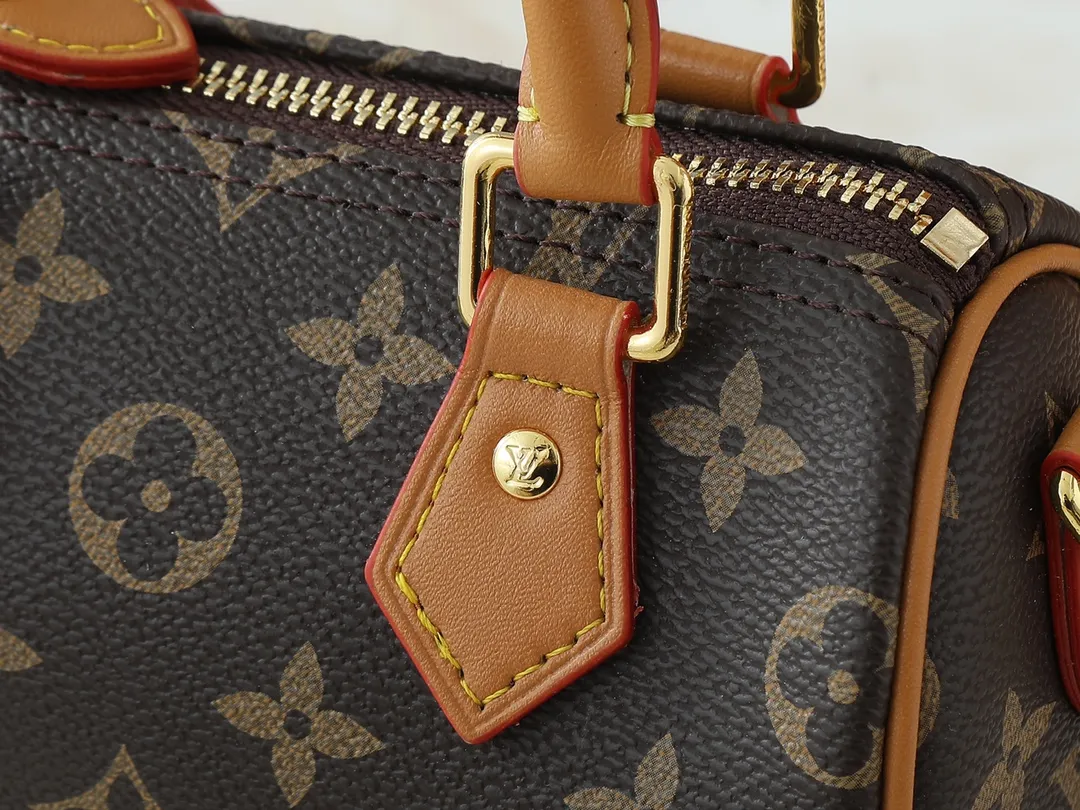 💰200💰Upgraded original version M13391 M13406 M81085 lv Murakami Takashi co-branded NANOSPEEDY handbag This Nano Speedy handbag combines Monogram canvas and cow leather trim printing, with 33 colorful colors to interpret white tricolor and black tricolor. It has been launched in twelve sections and is very popular around the world and is loved by celebrities and celebrities. 16x10x7.5cm
