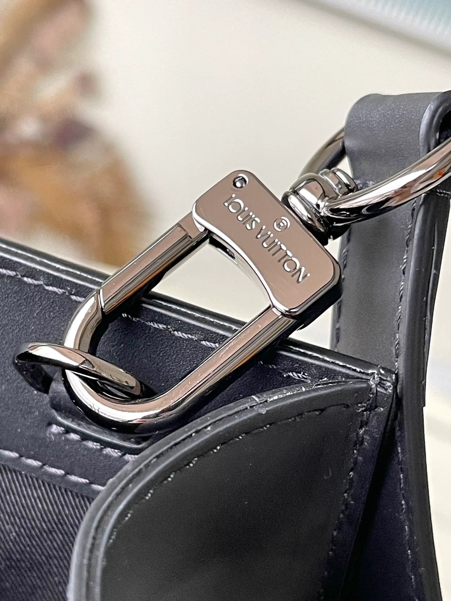 💰1100 Top Original Order M46452 Black Flower This Sac Plat handbag is made of Monogram embossed Taurillon leather. It focuses the eyes with straight lines, clear edges, leather side straps and rolled leather handles. It uses functional design to highlight fashion style. The padded compartment holds a laptop, and the removable and adjustable shoulder strap makes it easy to carry over your shoulder. Dimensions: 36.5 × 38 × 9 cm