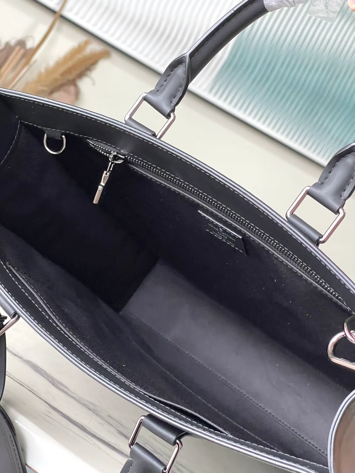 💰1100 Top Original Order M46452 Black Flower This Sac Plat handbag is made of Monogram embossed Taurillon leather. It focuses the eyes with straight lines, clear edges, leather side straps and rolled leather handles. It uses functional design to highlight fashion style. The padded compartment holds a laptop, and the removable and adjustable shoulder strap makes it easy to carry over your shoulder. Dimensions: 36.5 × 38 × 9 cm