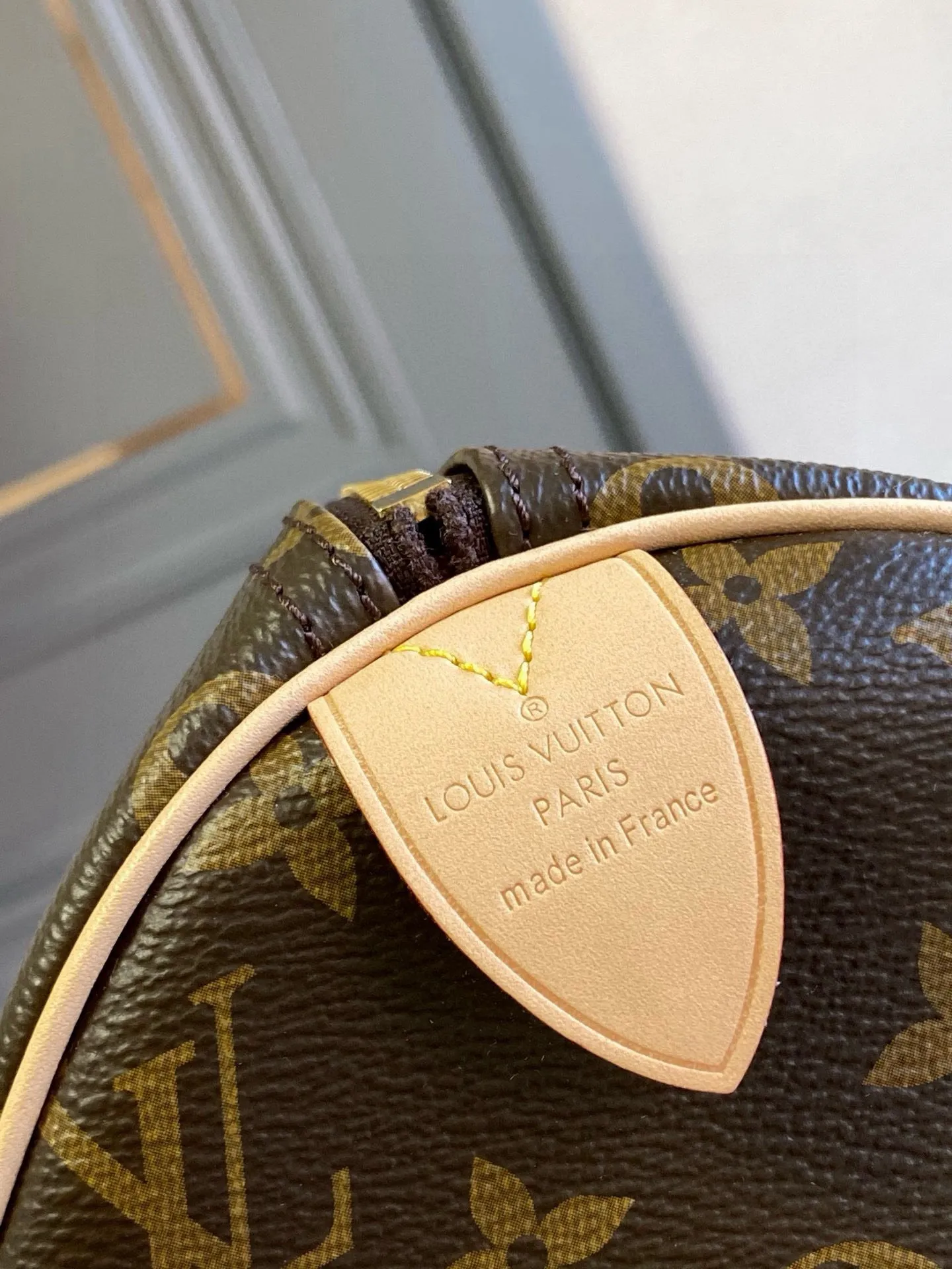 💰760 (strapless model) The top original hand-held strapless model M41526 has a unique shape, leather handle and canvas. No wonder it has become the most popular bag in the world. Originally designed for travelers in 1930 (its name pays homage to the high-speed traffic of the time), the Speedy 30 has become the perfect urban bag - soft, lightweight and classic in size 30/21/17cm