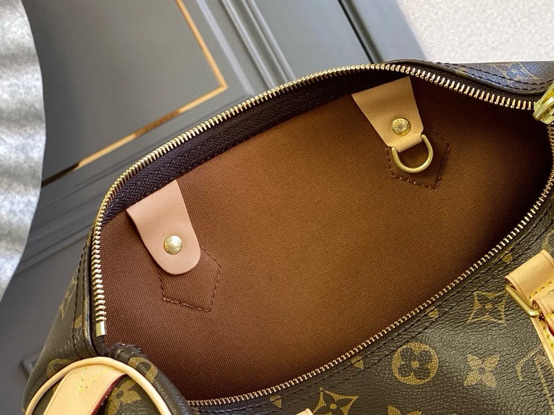 💰760 (strapless model) The top original hand-held strapless model M41526 has a unique shape, leather handle and canvas. No wonder it has become the most popular bag in the world. Originally designed for travelers in 1930 (its name pays homage to the high-speed traffic of the time), the Speedy 30 has become the perfect urban bag - soft, lightweight and classic in size 30/21/17cm
