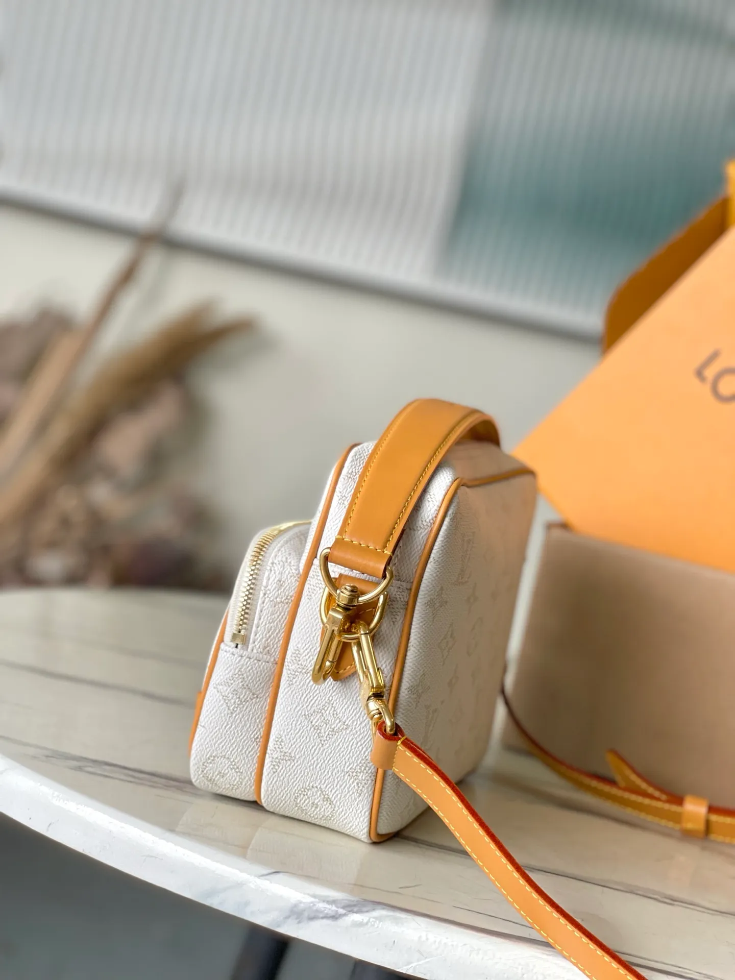 💰1020 Top original order M14682 Pharrell Wiliams uses Monogram Heritage coated canvas to reinterpret the Nil handbag, interpreting the retro trend in marine tones. The compact structure includes a zippered main compartment and zippered front pocket, and the handsome corners harken back to the box-making heritage. The top handle and leather shoulder strap are both detachable, allowing for a variety of carrying options. Dimensions: 25 × 17.5 × 11 cm