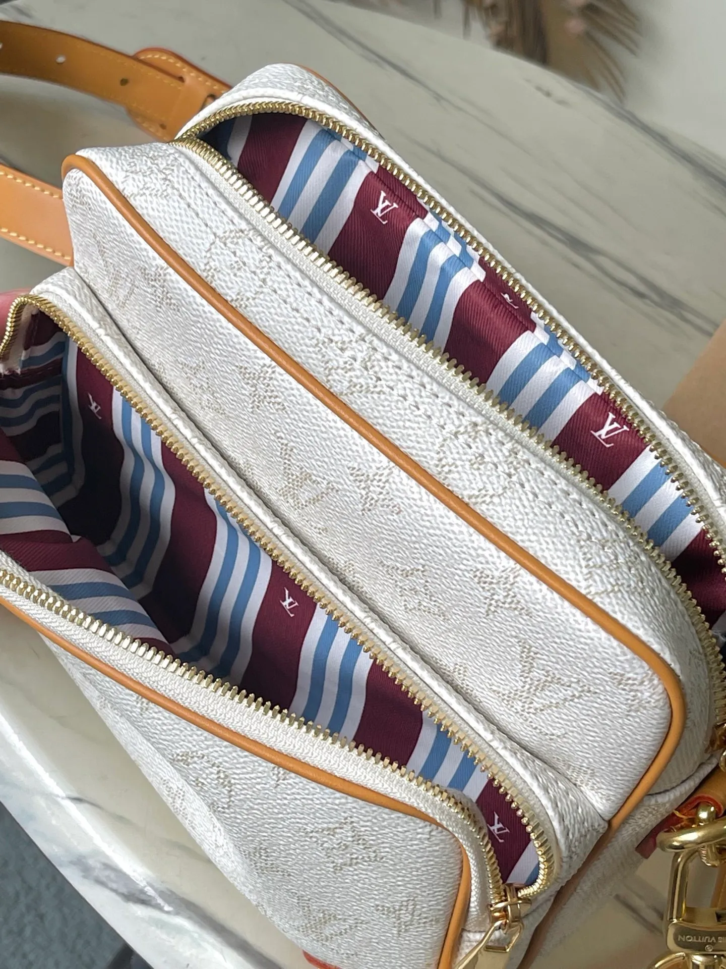 💰1020 Top original order M14682 Pharrell Wiliams uses Monogram Heritage coated canvas to reinterpret the Nil handbag, interpreting the retro trend in marine tones. The compact structure includes a zippered main compartment and zippered front pocket, and the handsome corners harken back to the box-making heritage. The top handle and leather shoulder strap are both detachable, allowing for a variety of carrying options. Dimensions: 25 × 17.5 × 11 cm