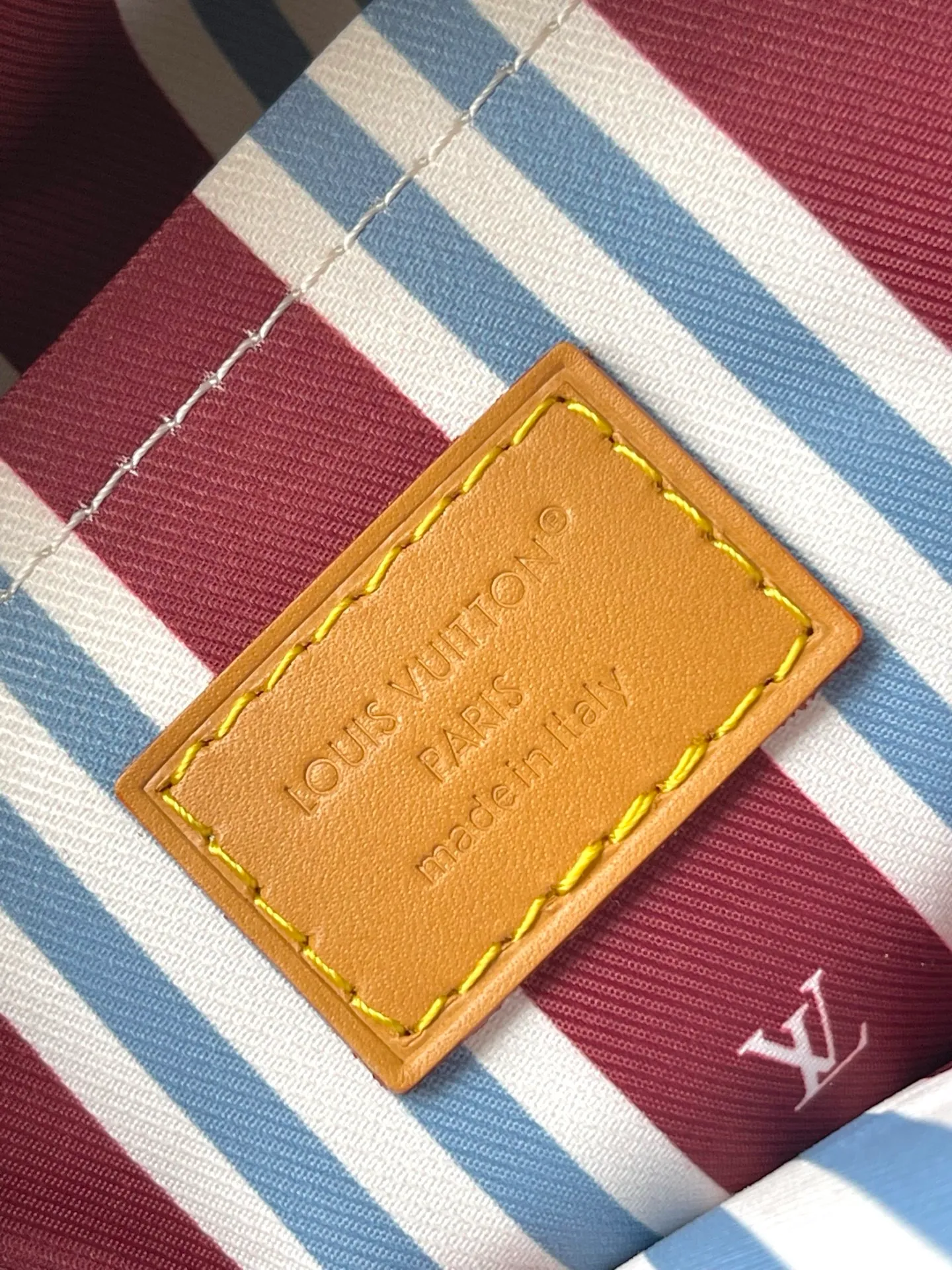 💰1020 Top original order M14682 Pharrell Wiliams uses Monogram Heritage coated canvas to reinterpret the Nil handbag, interpreting the retro trend in marine tones. The compact structure includes a zippered main compartment and zippered front pocket, and the handsome corners harken back to the box-making heritage. The top handle and leather shoulder strap are both detachable, allowing for a variety of carrying options. Dimensions: 25 × 17.5 × 11 cm