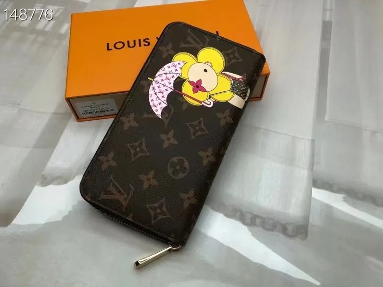 P150💰 M80857M60017 Japan limited wallet "Gibby Wallet", printed with Louis Vuitton's cute mascot "Vivian" illustration on single gram canvas. Brightly colored kites and cute mascots are combined, embellished with tiny single flowers. This is a collectible item that is perfect as a gift for those who love singles. Size: 19x 12.5x 3.0cm, 🎁🎁
