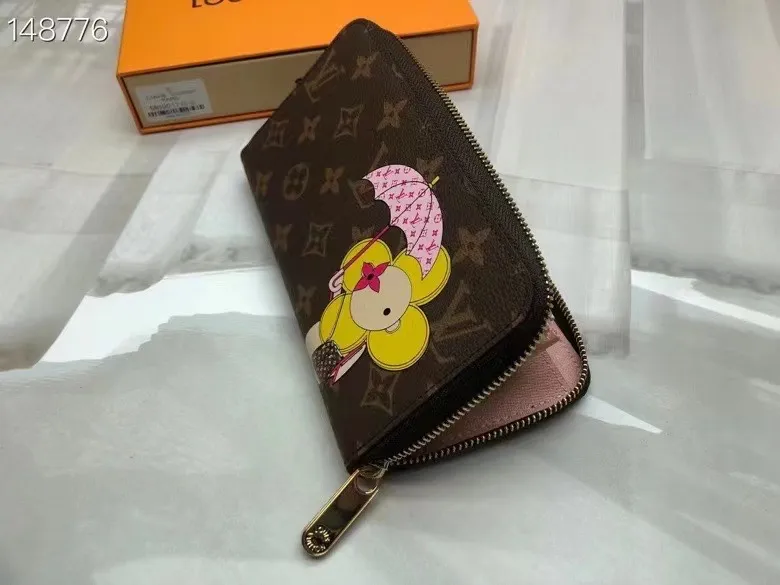P150💰 M80857M60017 Japan limited wallet "Gibby Wallet", printed with Louis Vuitton's cute mascot "Vivian" illustration on single gram canvas. Brightly colored kites and cute mascots are combined, embellished with tiny single flowers. This is a collectible item that is perfect as a gift for those who love singles. Size: 19x 12.5x 3.0cm, 🎁🎁