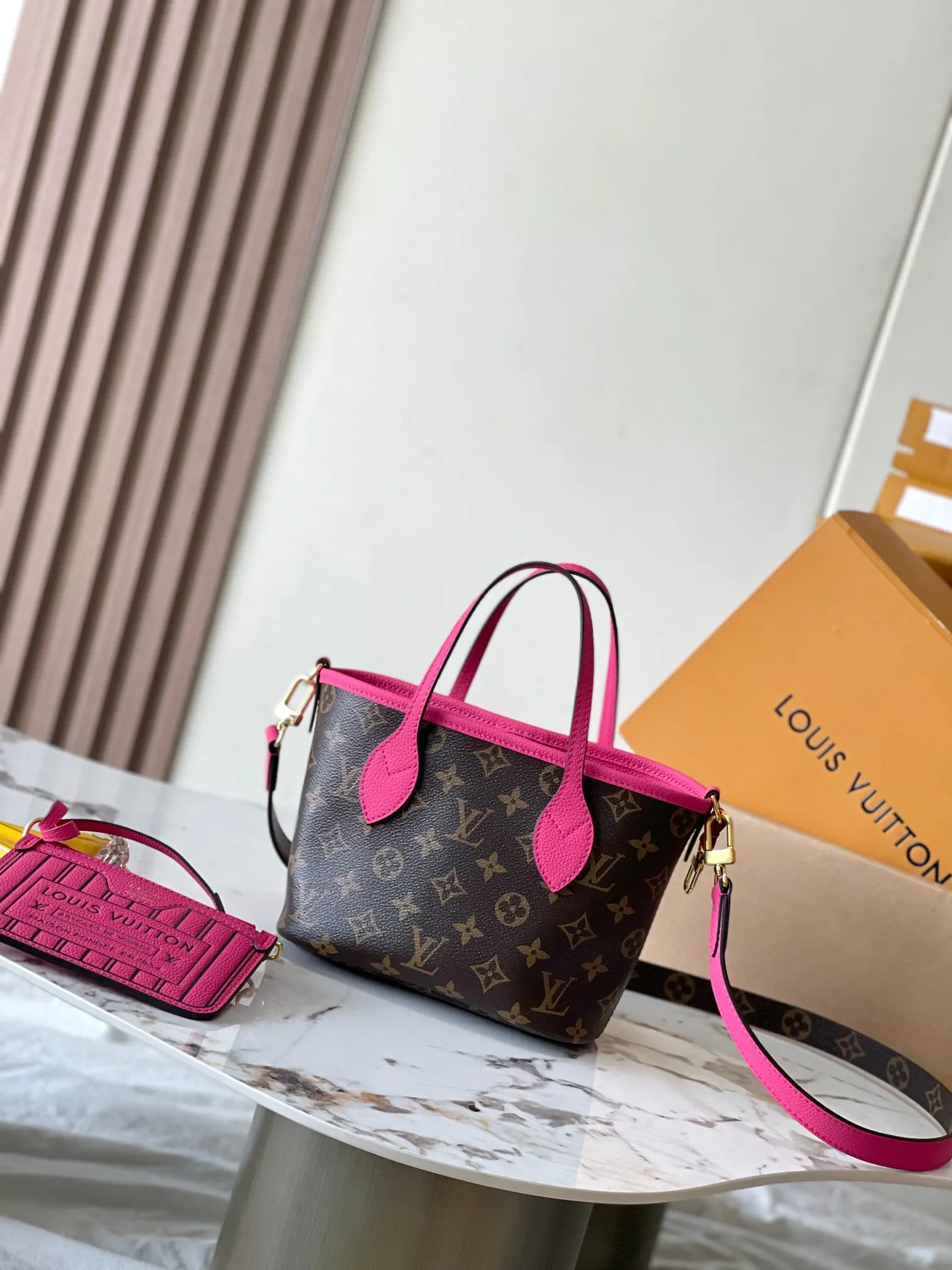 p1960 [Special grade MB chip version original leather] Neverfull Bandouliere Inside Out BB handbag is a double-sided version of the classic design this season, model: M12106 rose red dynamic chip version Material: A-grade all-steel hardware, imported original cowhide Packaging: full set of original duty-free MB packaging Size: 24*14*9CM