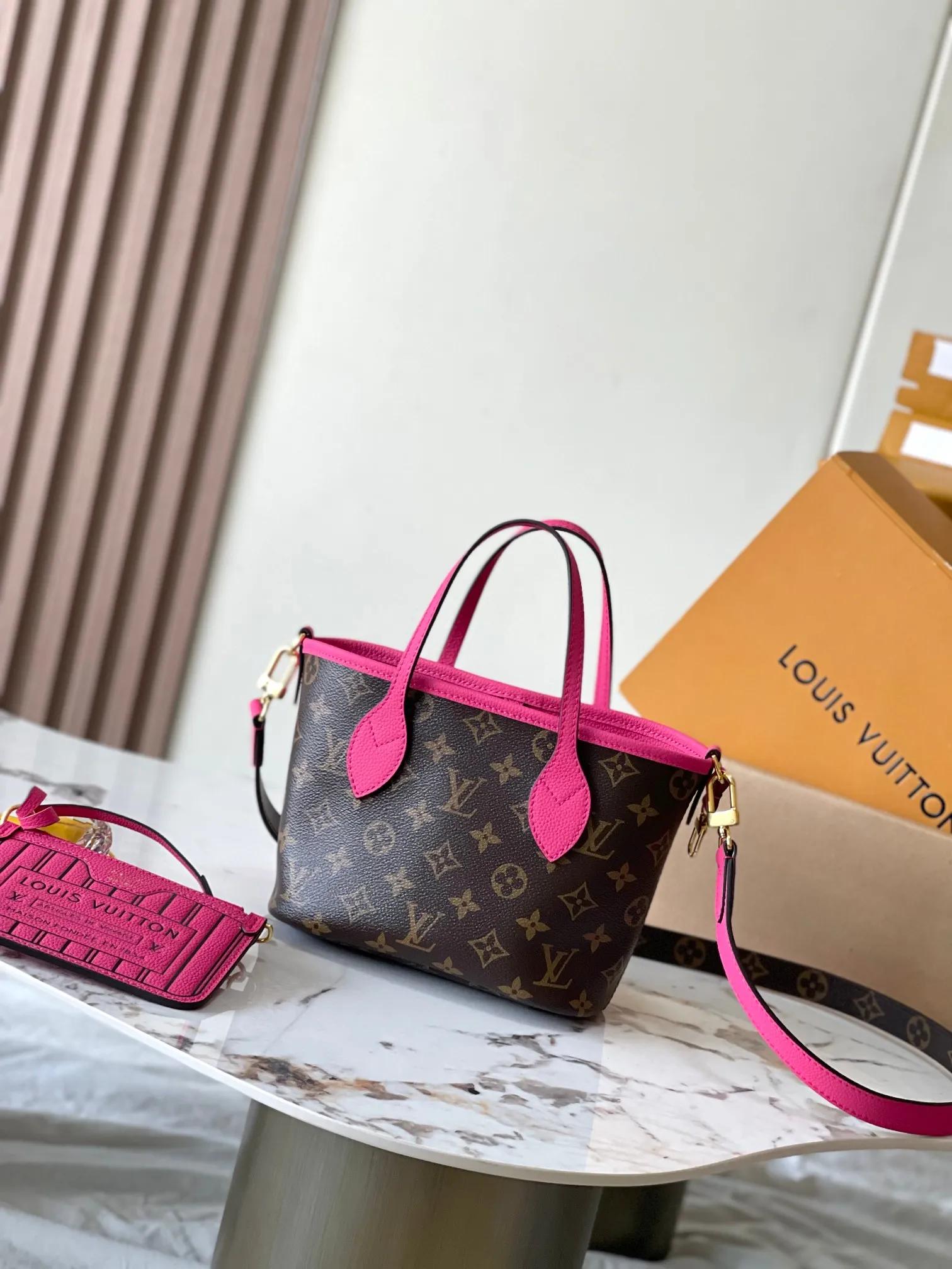p1960 [Special grade MB chip version original leather] Neverfull Bandouliere Inside Out BB handbag is a double-sided version of the classic design this season, model: M12106 rose red dynamic chip version Material: A-grade all-steel hardware, imported original cowhide Packaging: full set of original duty-free MB packaging Size: 24*14*9CM