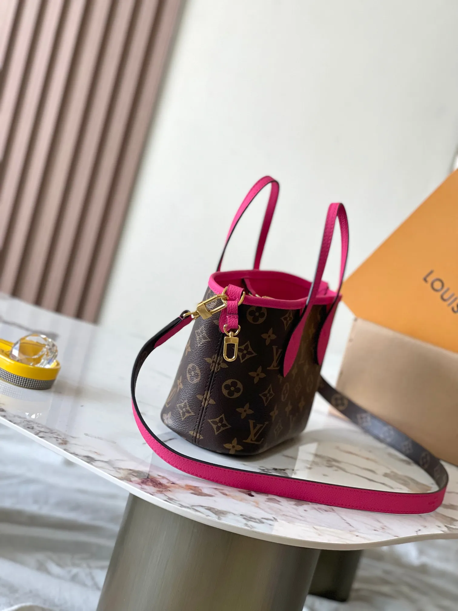 p1960 [Special grade MB chip version original leather] Neverfull Bandouliere Inside Out BB handbag is a double-sided version of the classic design this season, model: M12106 rose red dynamic chip version Material: A-grade all-steel hardware, imported original cowhide Packaging: full set of original duty-free MB packaging Size: 24*14*9CM