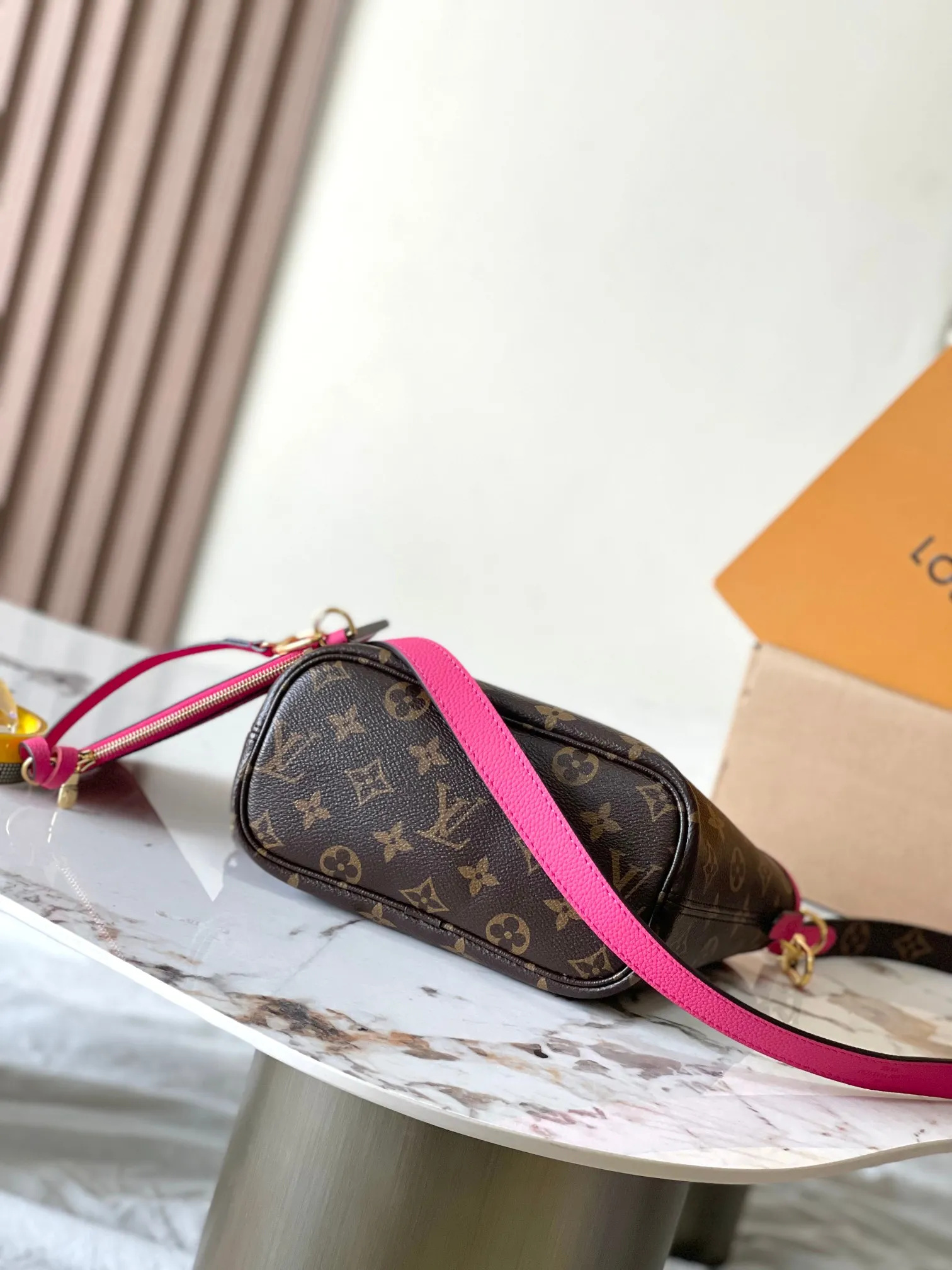 p1960 [Special grade MB chip version original leather] Neverfull Bandouliere Inside Out BB handbag is a double-sided version of the classic design this season, model: M12106 rose red dynamic chip version Material: A-grade all-steel hardware, imported original cowhide Packaging: full set of original duty-free MB packaging Size: 24*14*9CM