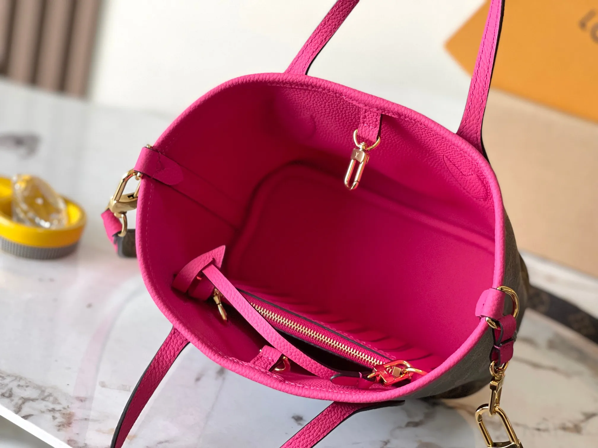 p1960 [Special grade MB chip version original leather] Neverfull Bandouliere Inside Out BB handbag is a double-sided version of the classic design this season, model: M12106 rose red dynamic chip version Material: A-grade all-steel hardware, imported original cowhide Packaging: full set of original duty-free MB packaging Size: 24*14*9CM