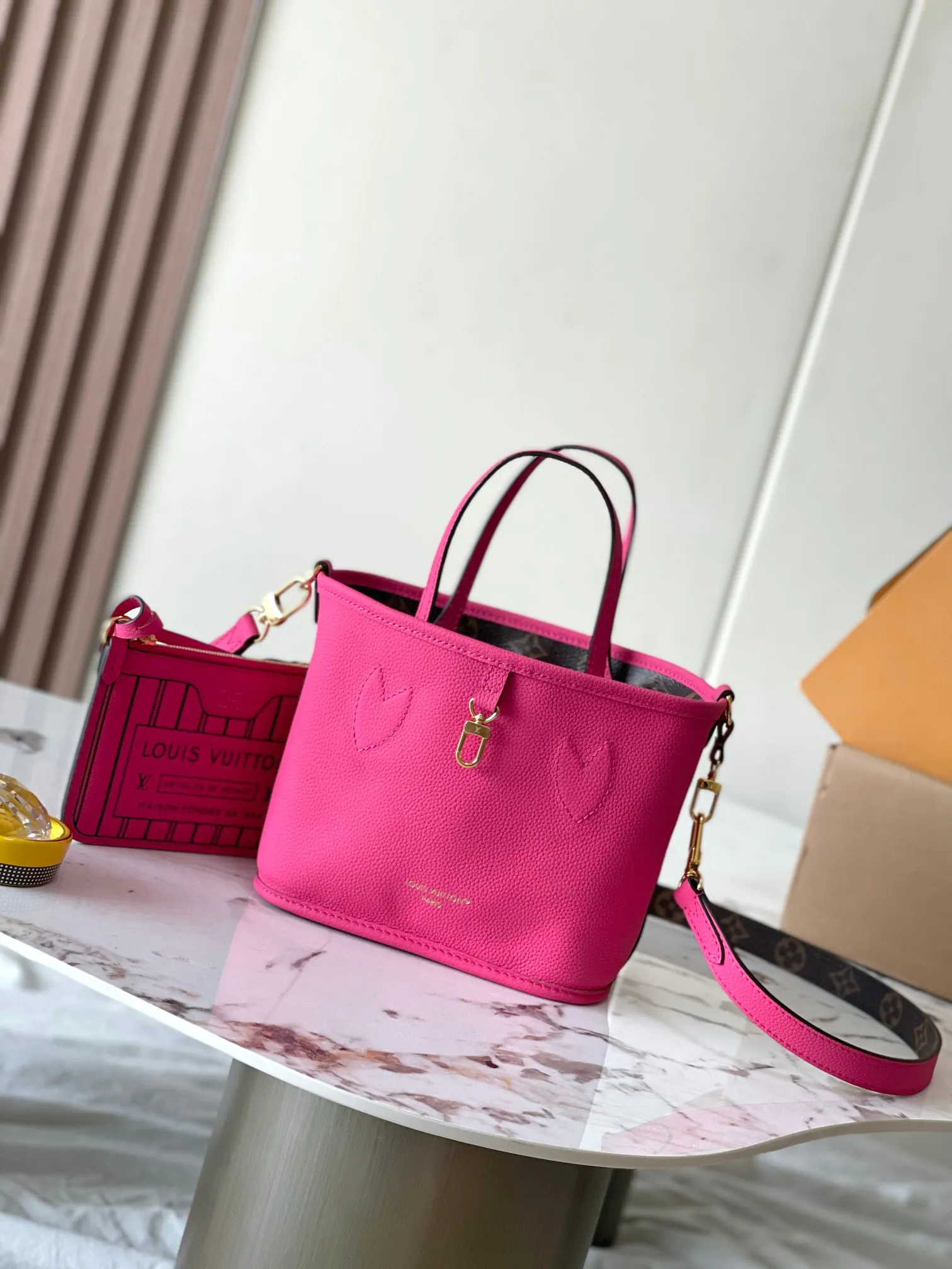 p1960 [Special grade MB chip version original leather] Neverfull Bandouliere Inside Out BB handbag is a double-sided version of the classic design this season, model: M12106 rose red dynamic chip version Material: A-grade all-steel hardware, imported original cowhide Packaging: full set of original duty-free MB packaging Size: 24*14*9CM