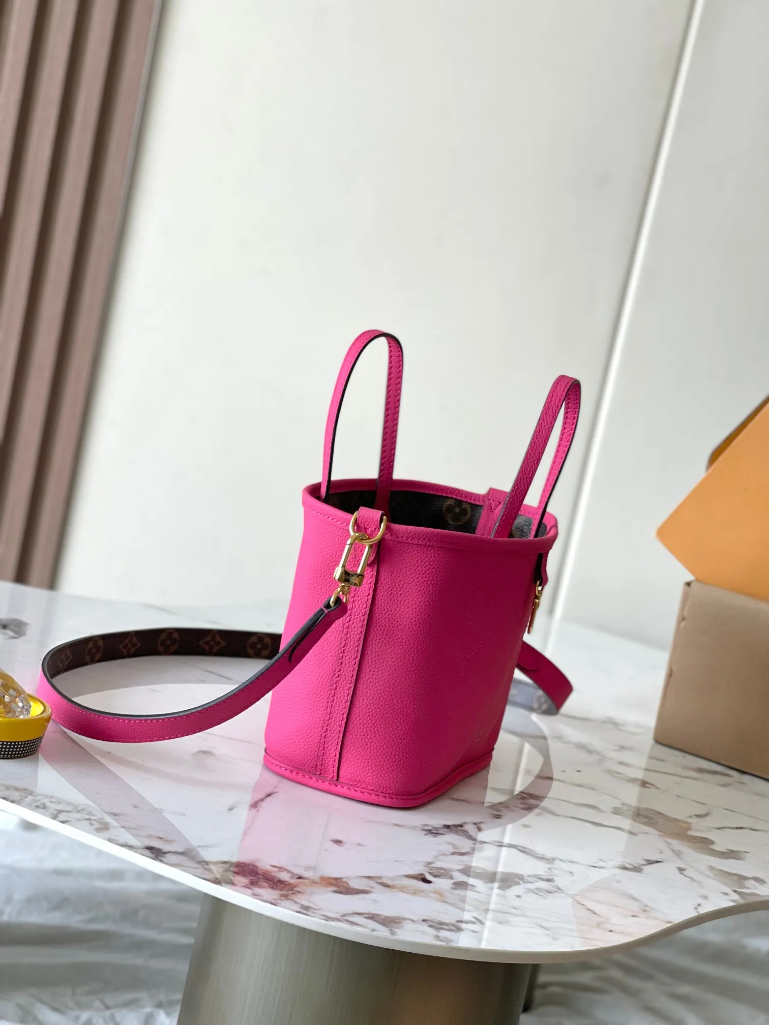 p1960 [Special grade MB chip version original leather] Neverfull Bandouliere Inside Out BB handbag is a double-sided version of the classic design this season, model: M12106 rose red dynamic chip version Material: A-grade all-steel hardware, imported original cowhide Packaging: full set of original duty-free MB packaging Size: 24*14*9CM