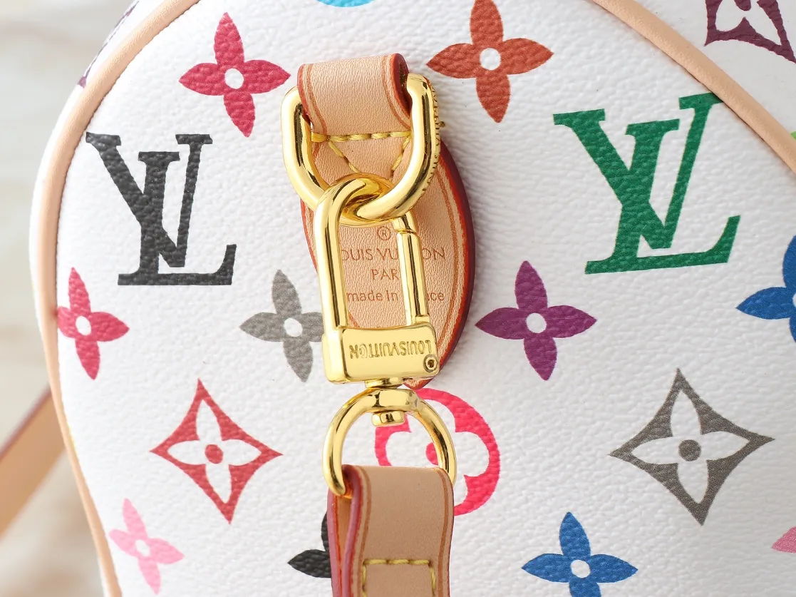 💰280💰Upgraded original M13805 M13257 M40390 lv Murakami Takashi co-branded NANOSPEEDY handbag This Nano Speedy handbag combines Monogram canvas and cow leather trim printing, with 33 colorful colors to interpret white tricolor and black tricolor. It has been launched in twelve sections and is very popular around the world and is loved by celebrities and celebrities. 25.0 x 19.0 x 15.0 cm
