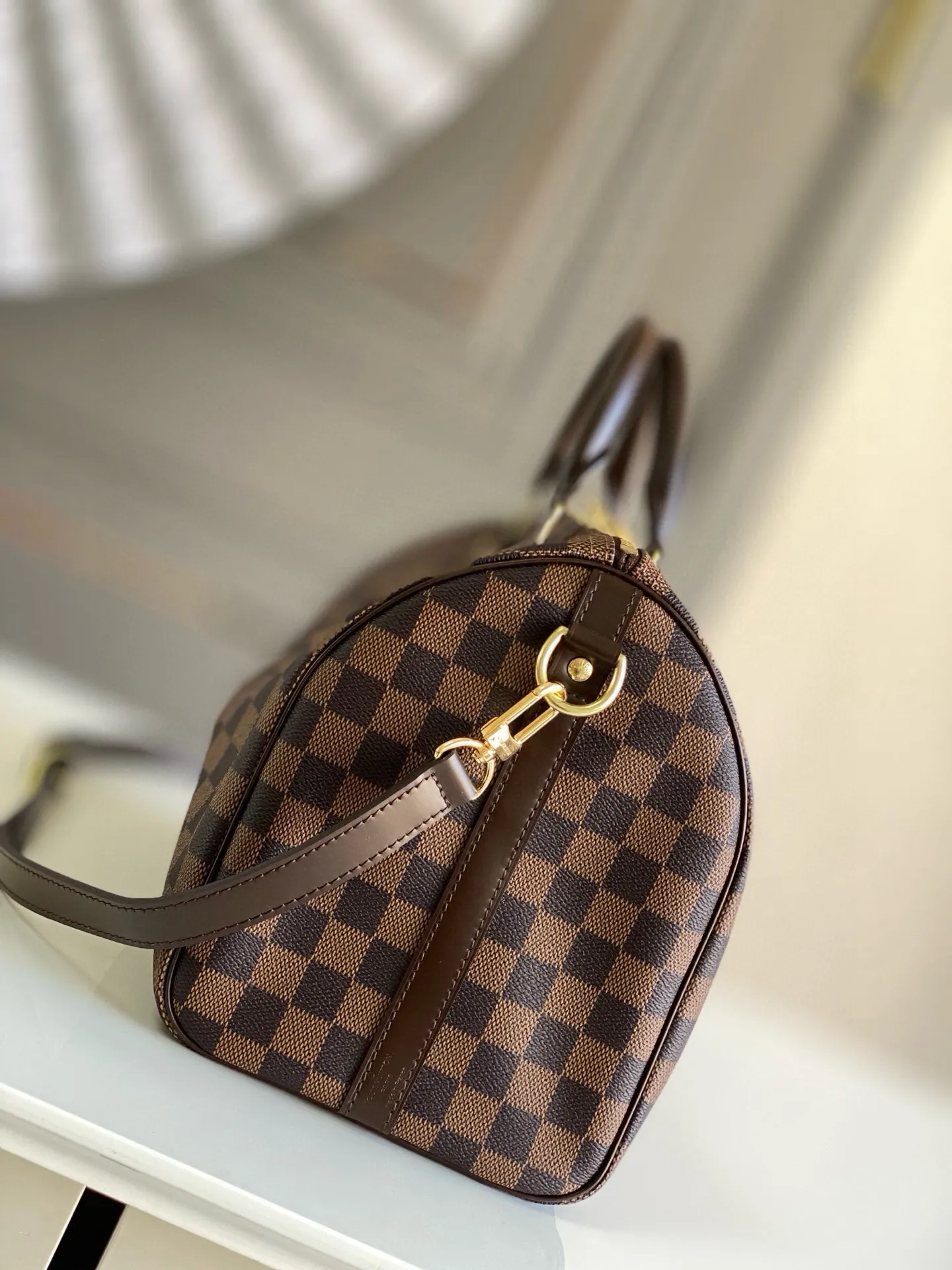 💰800 Top original order N41367 SPEEDY 30 handbag (with shoulder strap) Every feature of this Speedy handbag is classic: leather handle, Damier Ebène canvas. No wonder it has become a particularly popular bag in the world. Originally designed for travelers in 1930 (its name pays homage to the high-speed traffic of the time), the Speedy 30, with its cross-body strap, has become the ideal urban bag - soft, lightweight and classic. Detailed features 30 x 21 x 17 cm (Length x Height x Width) Smooth leather trim Carry by hand, shoulder or cross-body Double zip closure with padlock Internal pocket D-ring for keys and accessories Soft fabric lining Shoulder strap: removable, adjustable Half-length strap: 48.0 cm Strap half-length adjustable to: 55.0 cm Handle: Double handle