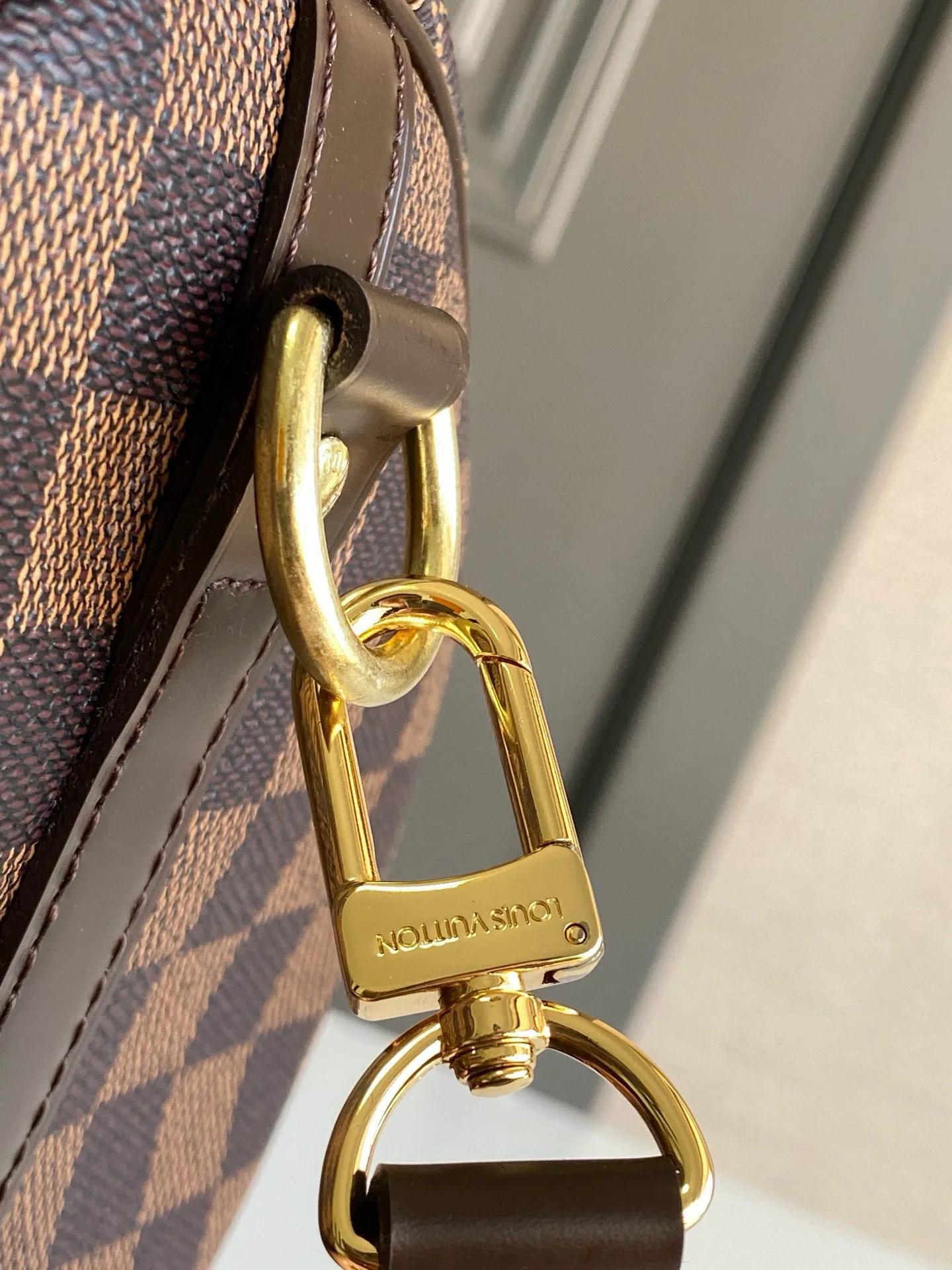 💰800 Top original order N41367 SPEEDY 30 handbag (with shoulder strap) Every feature of this Speedy handbag is classic: leather handle, Damier Ebène canvas. No wonder it has become a particularly popular bag in the world. Originally designed for travelers in 1930 (its name pays homage to the high-speed traffic of the time), the Speedy 30, with its cross-body strap, has become the ideal urban bag - soft, lightweight and classic. Detailed features 30 x 21 x 17 cm (Length x Height x Width) Smooth leather trim Carry by hand, shoulder or cross-body Double zip closure with padlock Internal pocket D-ring for keys and accessories Soft fabric lining Shoulder strap: removable, adjustable Half-length strap: 48.0 cm Strap half-length adjustable to: 55.0 cm Handle: Double handle