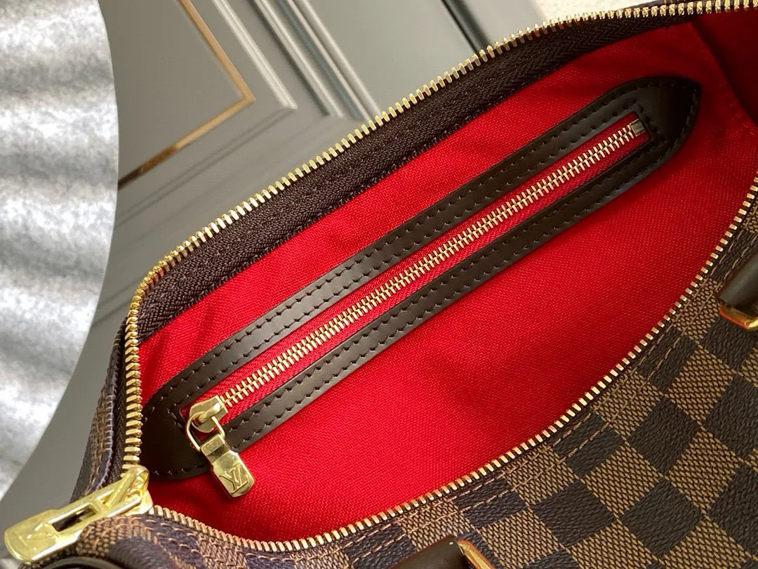 💰800 Top original order N41367 SPEEDY 30 handbag (with shoulder strap) Every feature of this Speedy handbag is classic: leather handle, Damier Ebène canvas. No wonder it has become a particularly popular bag in the world. Originally designed for travelers in 1930 (its name pays homage to the high-speed traffic of the time), the Speedy 30, with its cross-body strap, has become the ideal urban bag - soft, lightweight and classic. Detailed features 30 x 21 x 17 cm (Length x Height x Width) Smooth leather trim Carry by hand, shoulder or cross-body Double zip closure with padlock Internal pocket D-ring for keys and accessories Soft fabric lining Shoulder strap: removable, adjustable Half-length strap: 48.0 cm Strap half-length adjustable to: 55.0 cm Handle: Double handle
