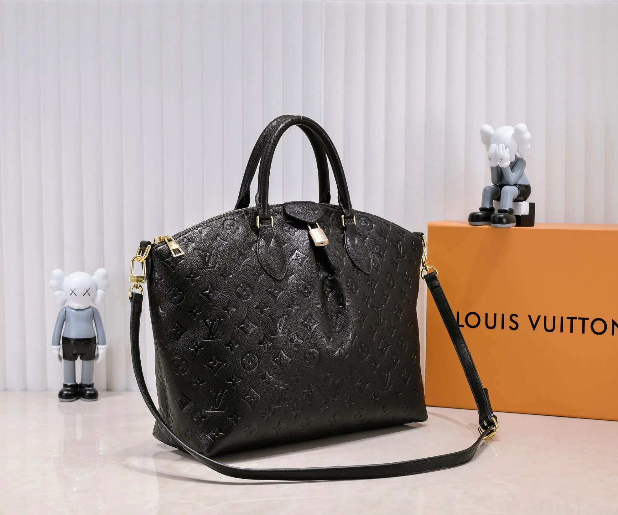 Batch 340💰Top original embossed presbyopia guaranteed double-sided discoloration yellow leather M45986 small size pressed M45987 large size Boétie small zipper tote bag made of Monogram canvas, leather trim and fabric lining, with padlock and LV embossed leather tag. The soft texture ensures everyday comfort, while dual phone pockets and internal patch pockets add functional details. Small size 25 x 23 x 14 Large size: 31.5 x 28 x 16 cm