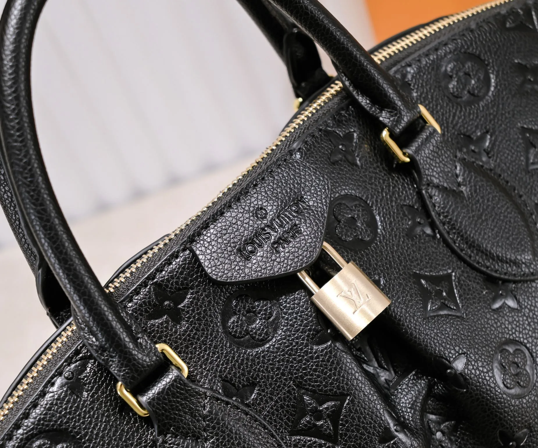 Batch 340💰Top original embossed presbyopia guaranteed double-sided discoloration yellow leather M45986 small size pressed M45987 large size Boétie small zipper tote bag made of Monogram canvas, leather trim and fabric lining, with padlock and LV embossed leather tag. The soft texture ensures everyday comfort, while dual phone pockets and internal patch pockets add functional details. Small size 25 x 23 x 14 Large size: 31.5 x 28 x 16 cm