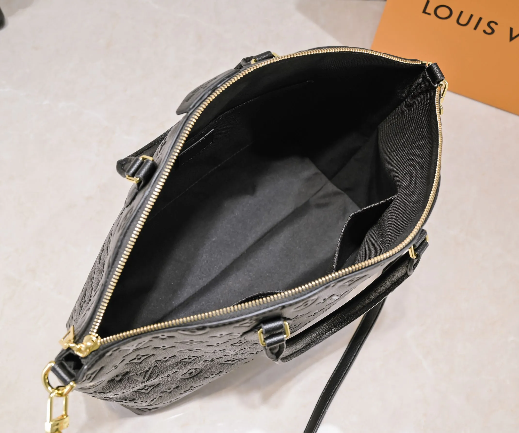 Batch 340💰Top original embossed presbyopia guaranteed double-sided discoloration yellow leather M45986 small size pressed M45987 large size Boétie small zipper tote bag made of Monogram canvas, leather trim and fabric lining, with padlock and LV embossed leather tag. The soft texture ensures everyday comfort, while dual phone pockets and internal patch pockets add functional details. Small size 25 x 23 x 14 Large size: 31.5 x 28 x 16 cm