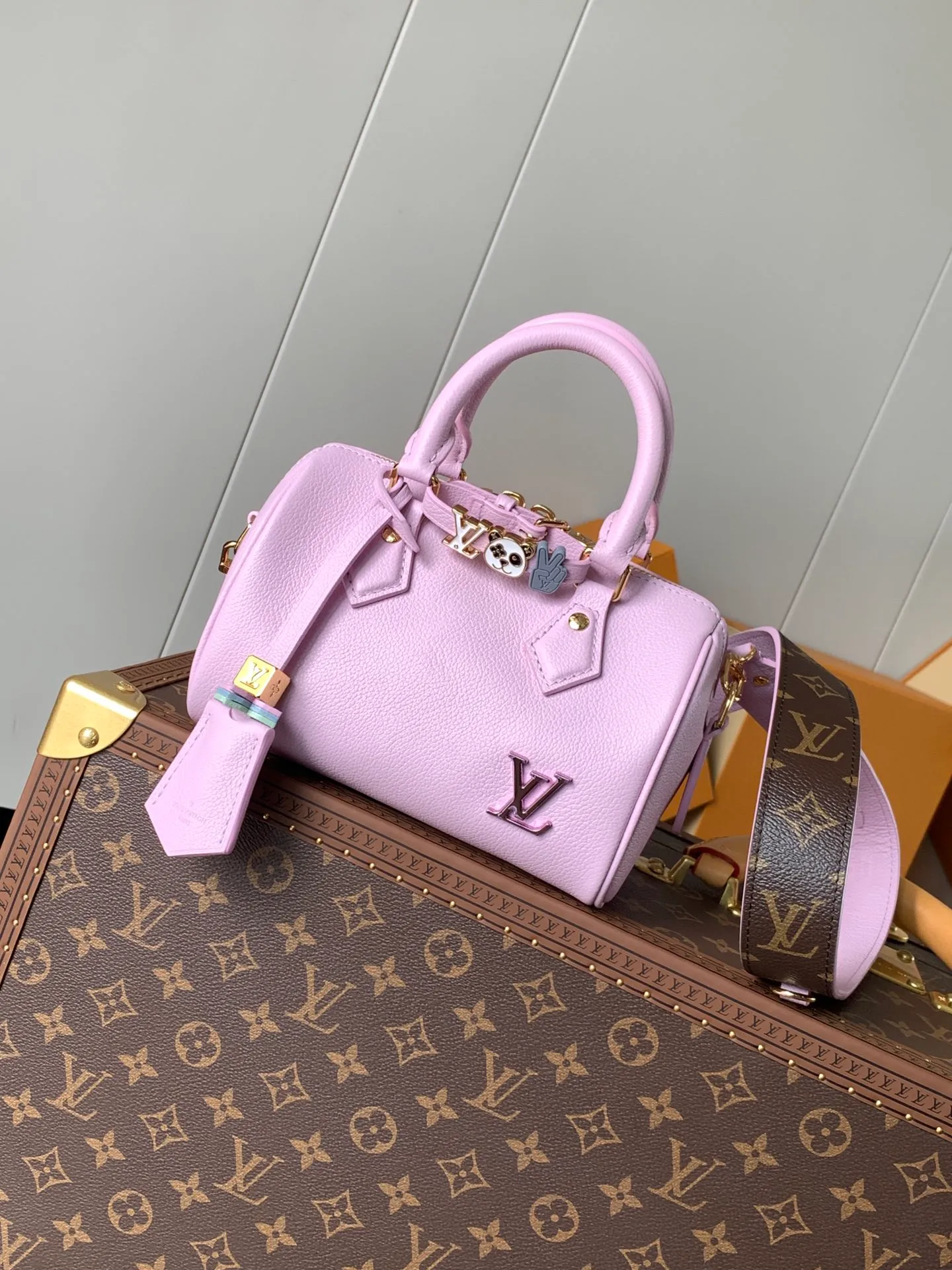 💰1140 (top layer leather) top original order, transcoding chip 2024 Chinese Valentine's Day limited speedy18, to meet daily needs, it is equipped with exquisite and compact accessories that can be worn in a variety of ways, plus a detachable chain strap to achieve a comfortable shoulder-carrying experience. M24606 black flower M46970 old flower M24605 green leather, M24598 purple leather M24474 white flower, M24605 blue leather Size: 18.0x12.5x11.0 (length x height x width)